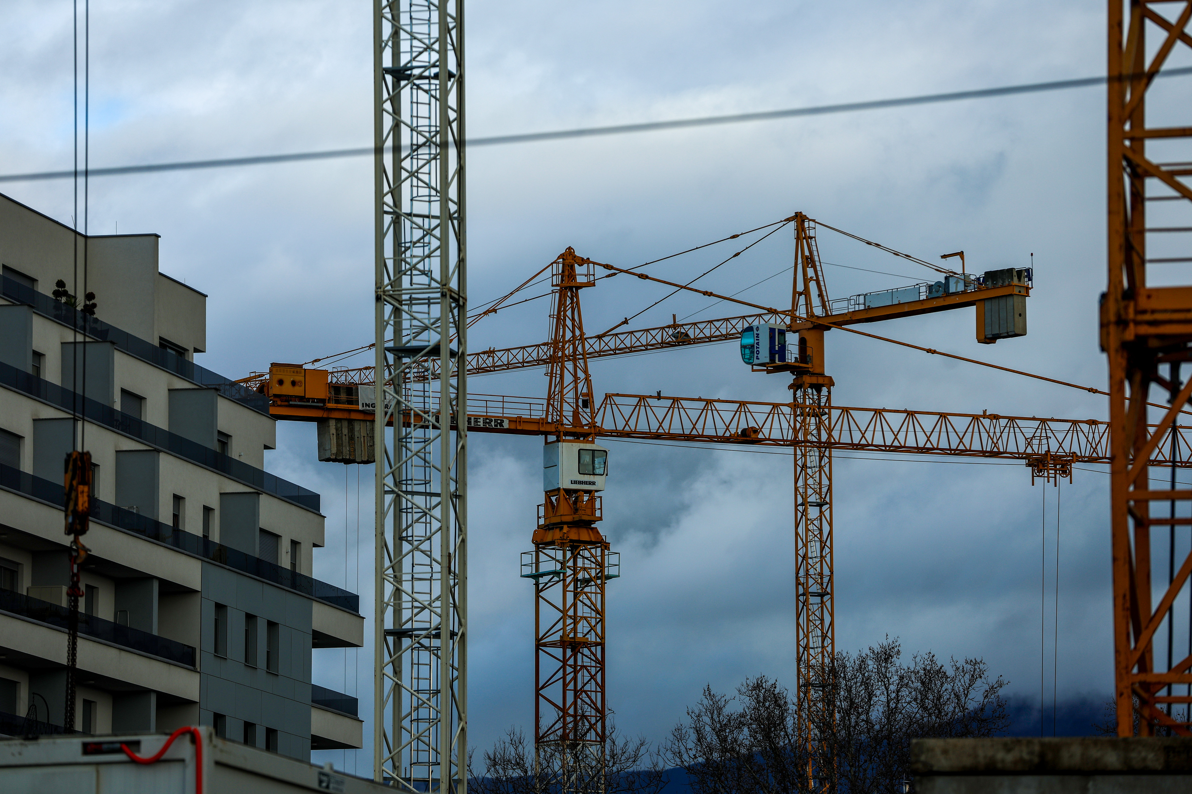13.03.2025., Zagreb - Gradnja u zapadnom dijelu grada u punom je jeku. Ilustracije: Mnostvo gradjevinskih dizalica sudjeluje na izgradnji stambeno poslovnih gradjevina na k.o. Crnomerec. Photo: Sanjin Strukic/PIXSELL