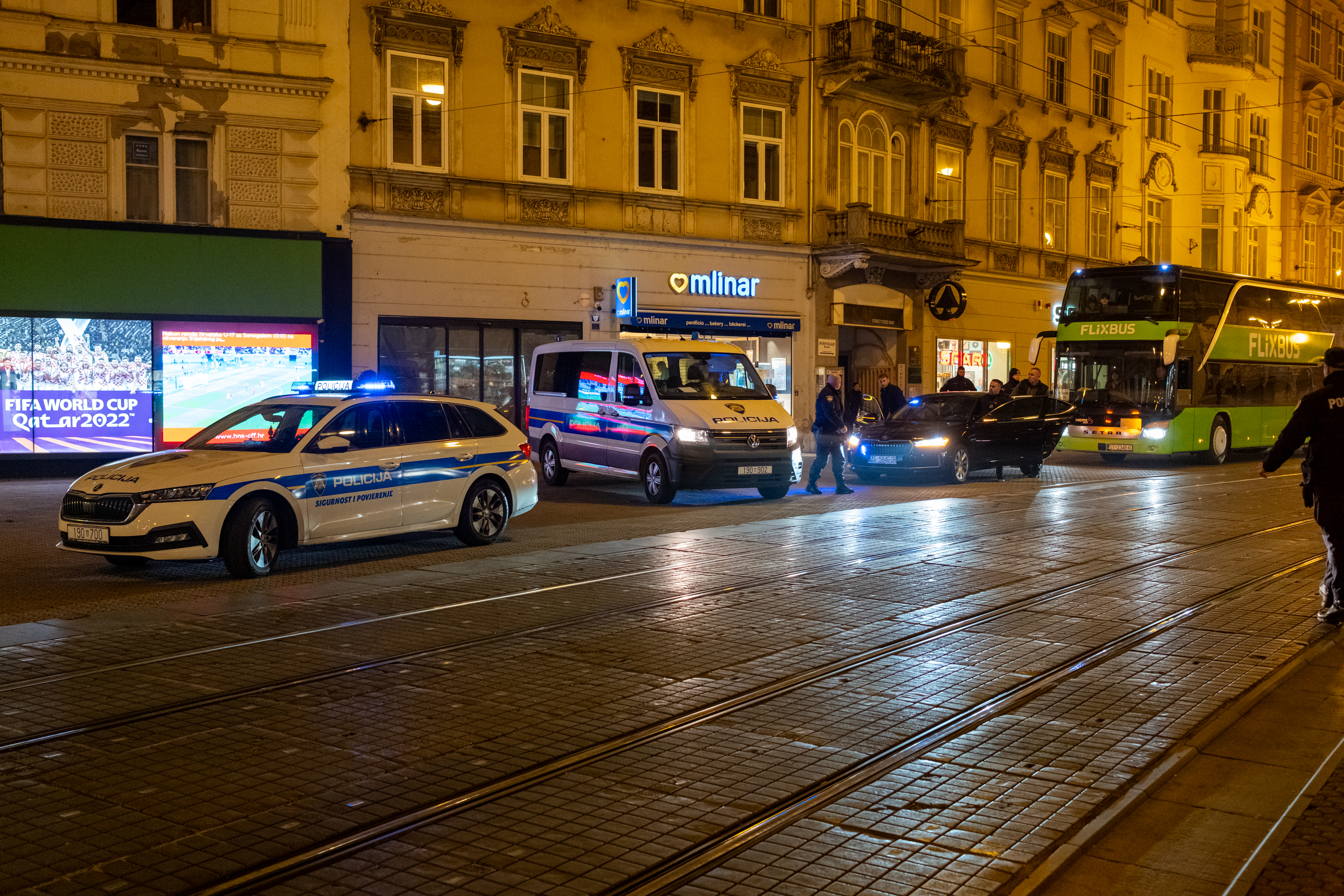 12.11.2025., Zagreb - Na Trgu bana Josipa Jelacica u popodnevnim satima doslo je do masovne tucnjave u kojoj je sudjelovalo 20-ak ljudi. Policija osigurava prostor oko trga. Photo: Hrvoje Kostelac/PIXSELL