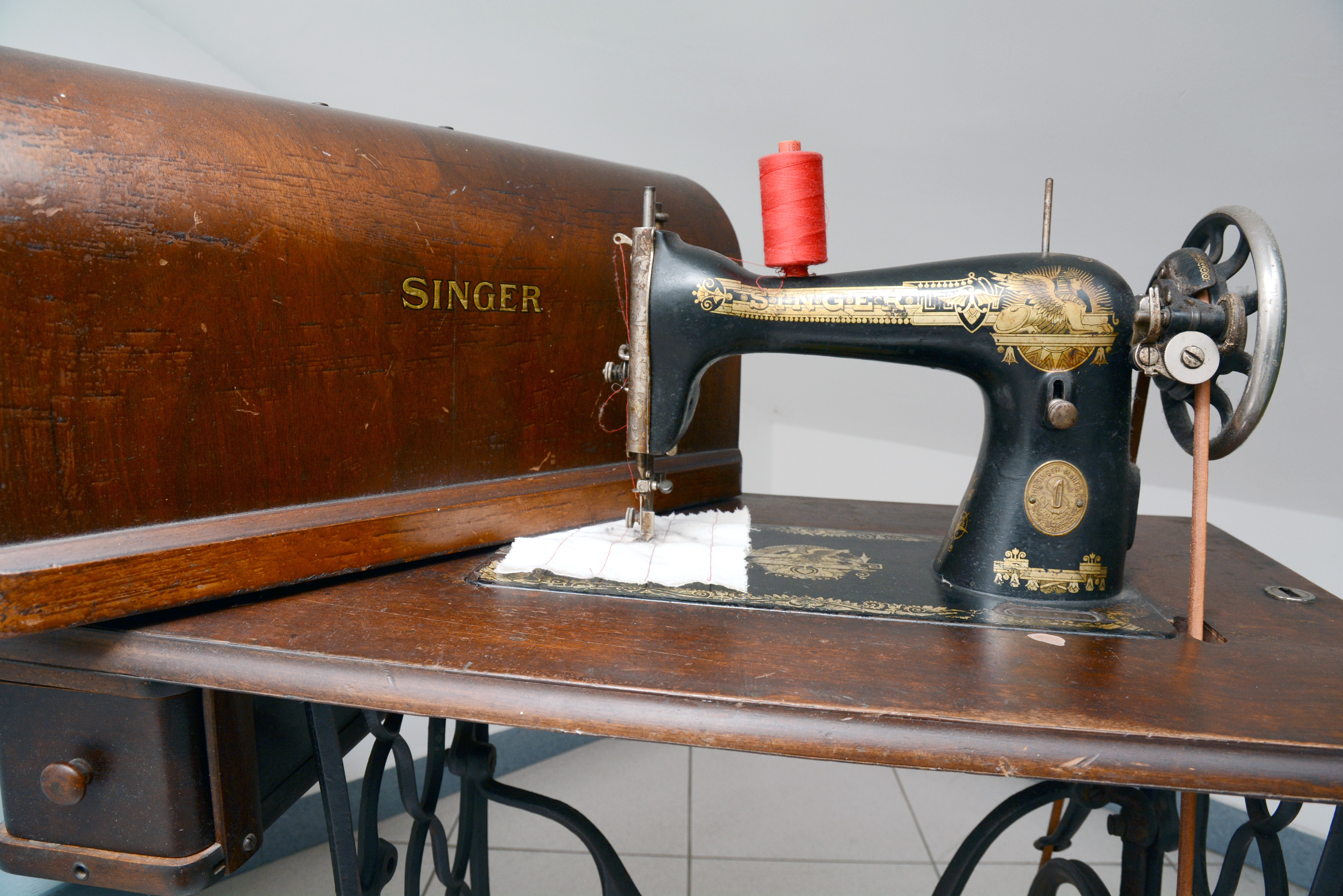 16.02.2017., Sisak - Sisacko-moslavacki zupan Ivo Zinic u pratnji vlasnika Milana Stojanovica obisao je proizvodne pogone tvrtke Zlatna igla - Siscia. Photo: Nikola Cutuk/PIXSELL