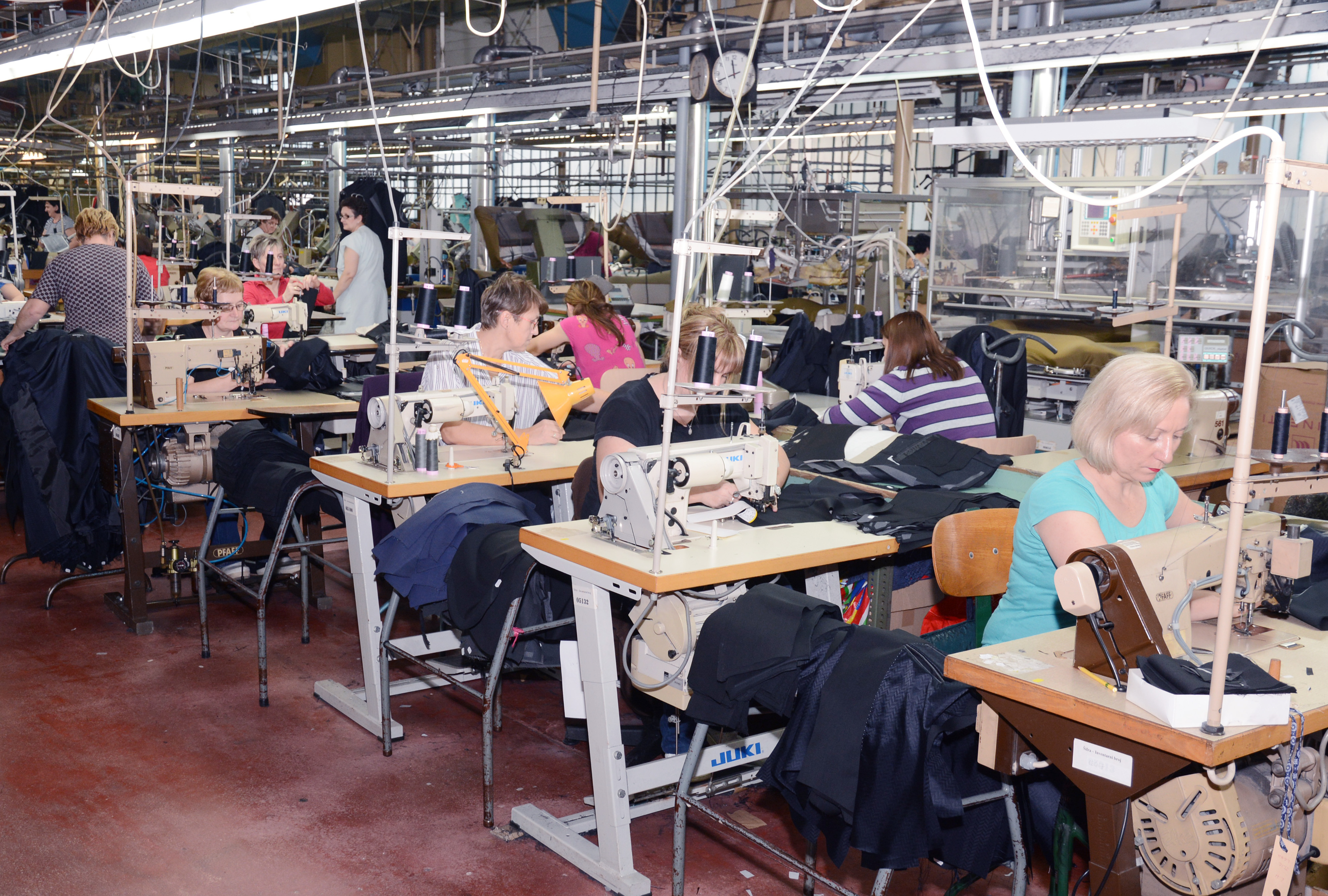 16.02.2017., Sisak - Sisacko-moslavacki zupan Ivo Zinic u pratnji vlasnika Milana Stojanovica obisao je proizvodne pogone tvrtke Zlatna igla - Siscia. Photo: Nikola Cutuk/PIXSELL