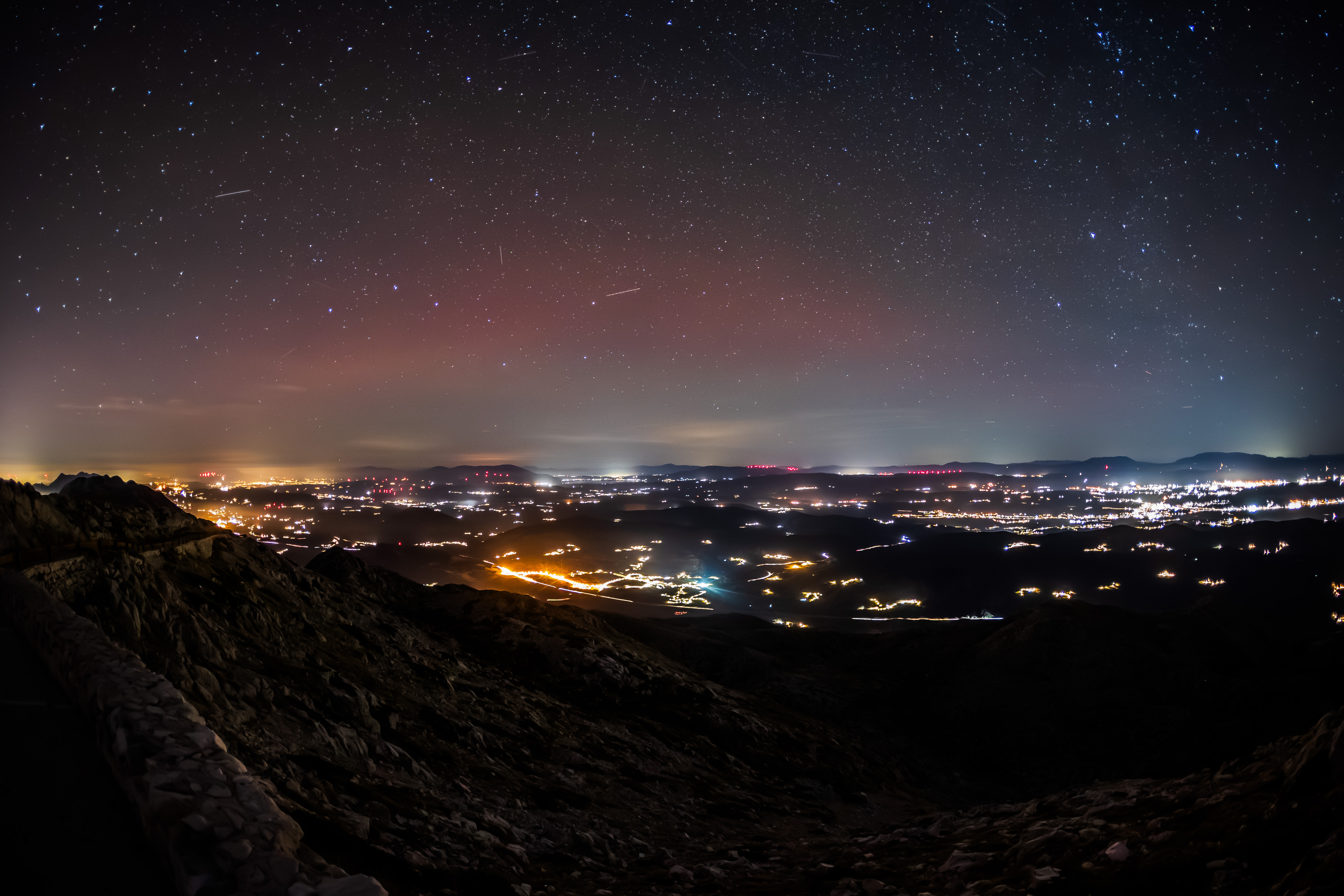 12.11.2025., Biokovo  -  Aurora Borealis promatrana sa vrha Biokova Sv Jure 1762m/nm. Photo: Zvonimir Barisin/PIXSELL