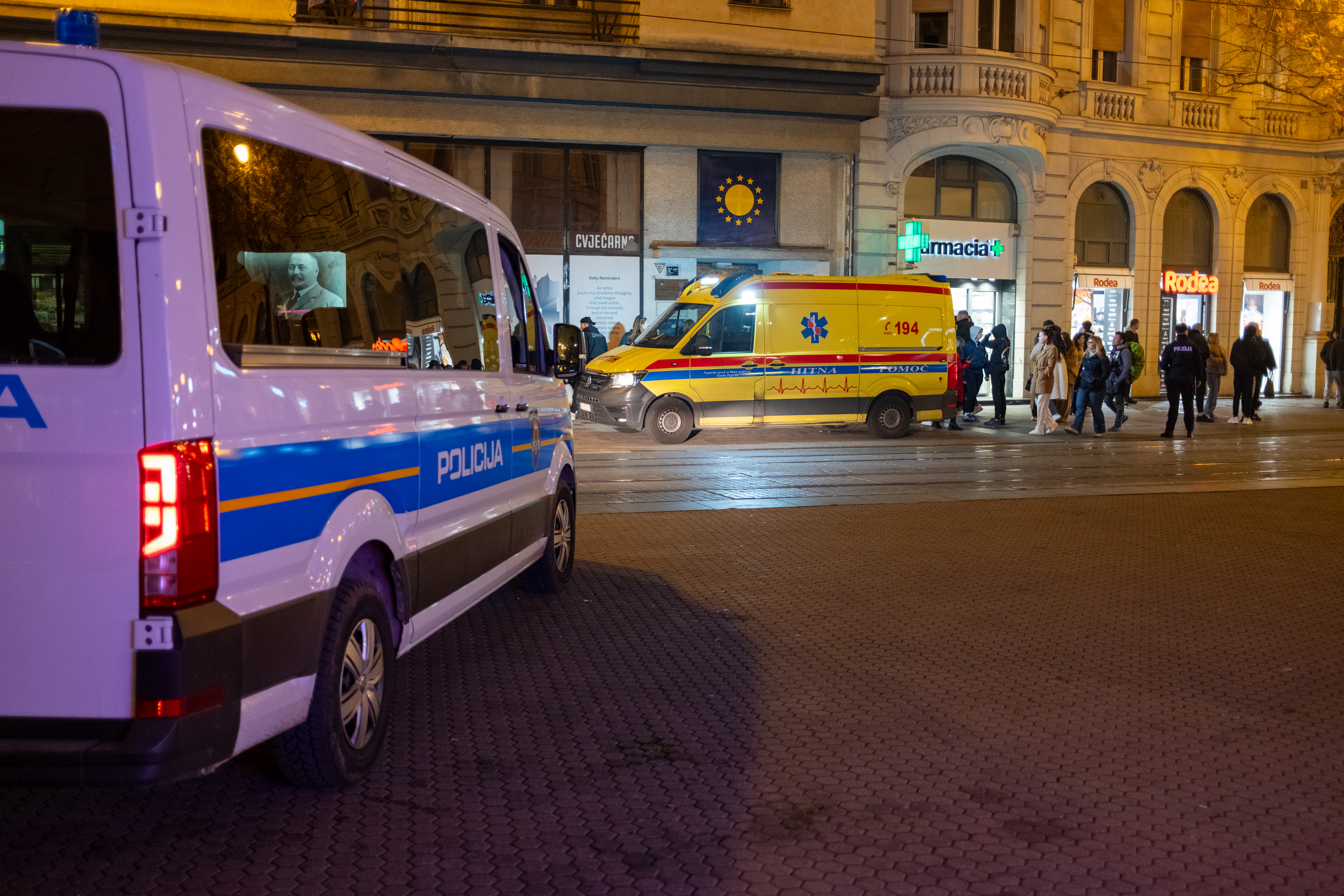 12.11.2025., Zagreb - Na Trgu bana Josipa Jelacica u popodnevnim satima doslo je do masovne tucnjave u kojoj je sudjelovalo 20-ak ljudi. Policija osigurava prostor oko trga. Photo: Hrvoje Kostelac/PIXSELL