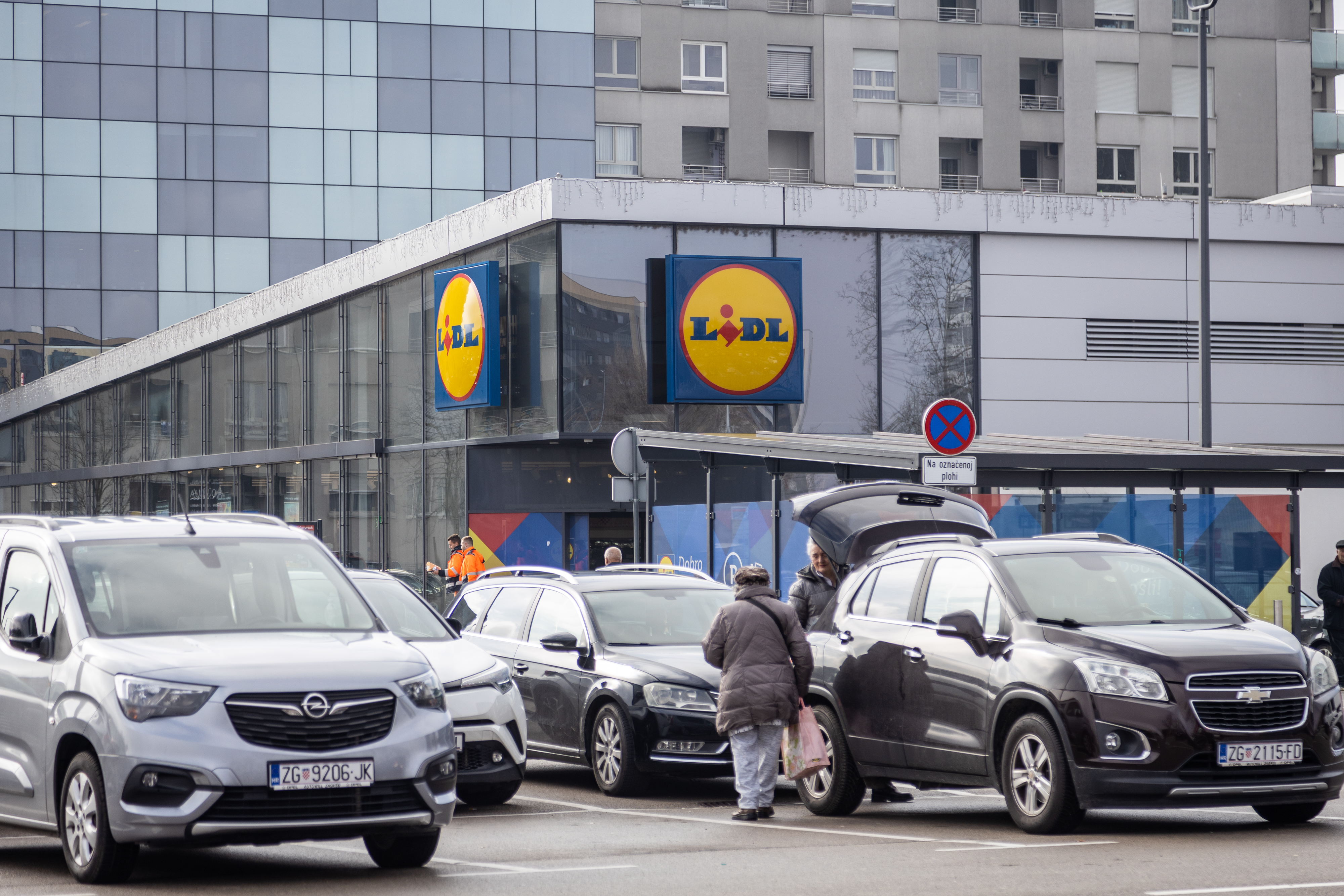 28.02.2025., Zagreb - Bojkot ovog petka nije toliko izrazen, parkinzi ispred trgovackih lanaca su puni. Photo: Mia Slafhauzer/PIXSELL
