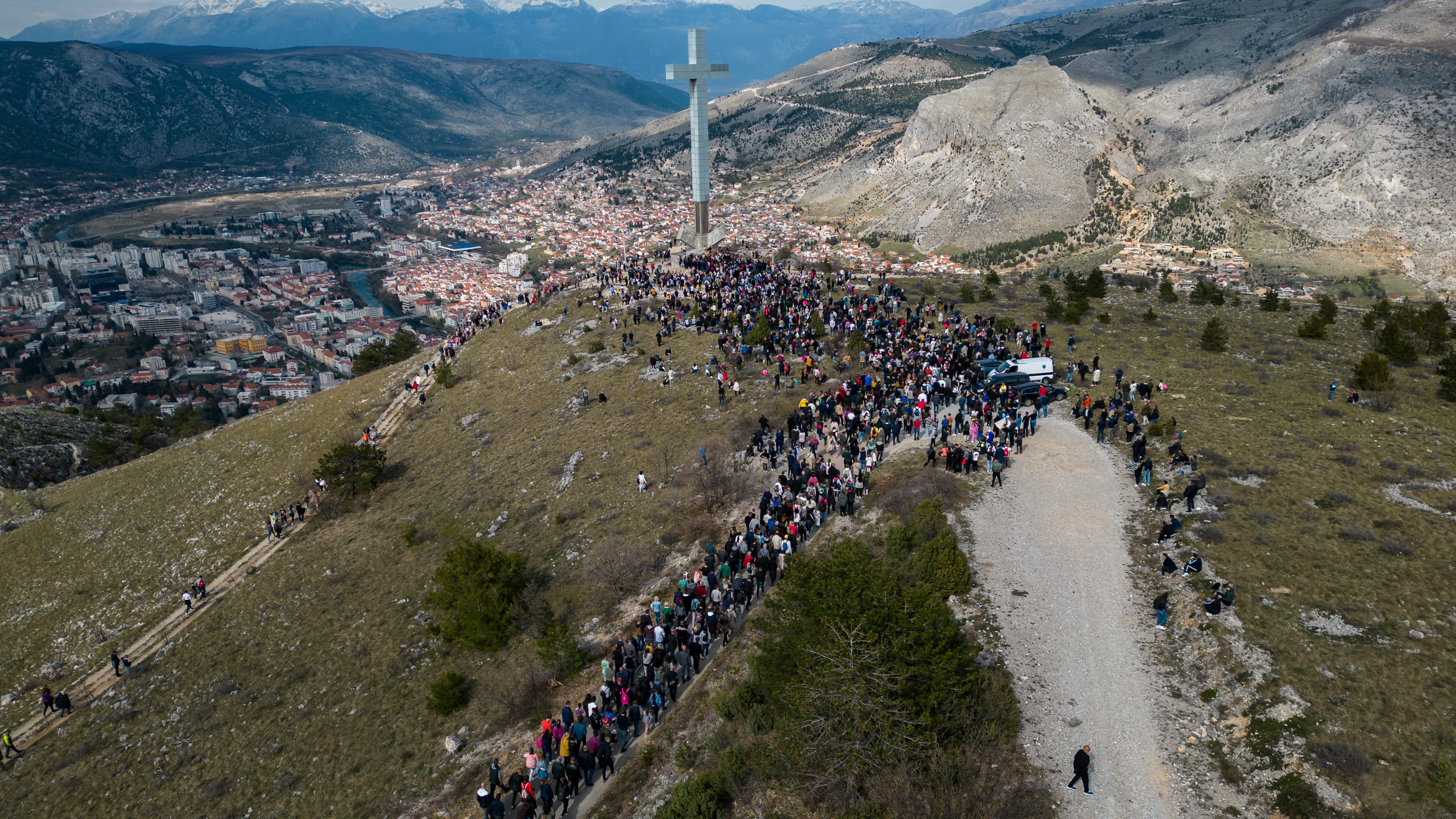 Tisuce vjernika sudjelovalo je u poboznosti Kriznog puta na brdu Hum na kojem se nalazi najveci kriz u Bosni i Hercegovini visok 33 metra. Photo: Denis Kapetanovic/PIXSELL