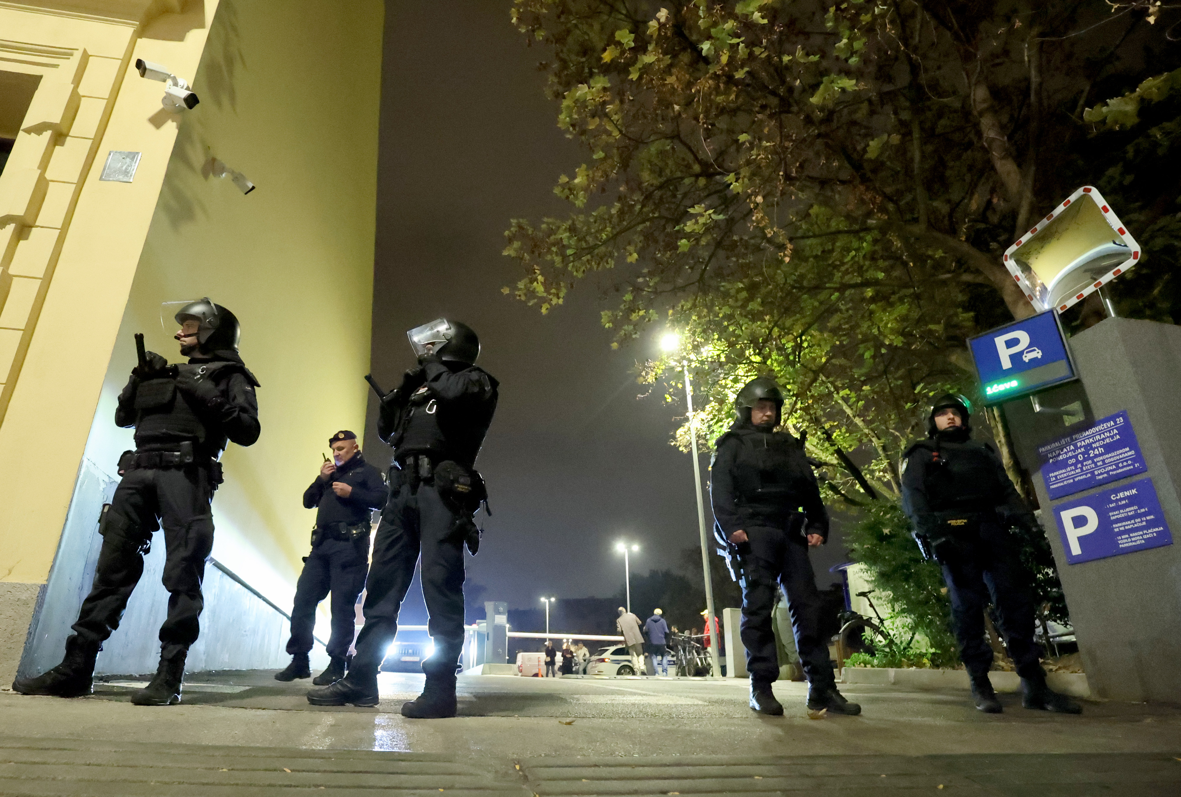 Interventna policija u Preradovicevoj ulici gdje se ocekuje otvorenje izlozbe  "Efemeris - legat Dejana Medakovica" cime se obiljezava i otvorenje ovogodisnjih Dana srpske kulture.  Photo: PIXSELL/PIXSELL