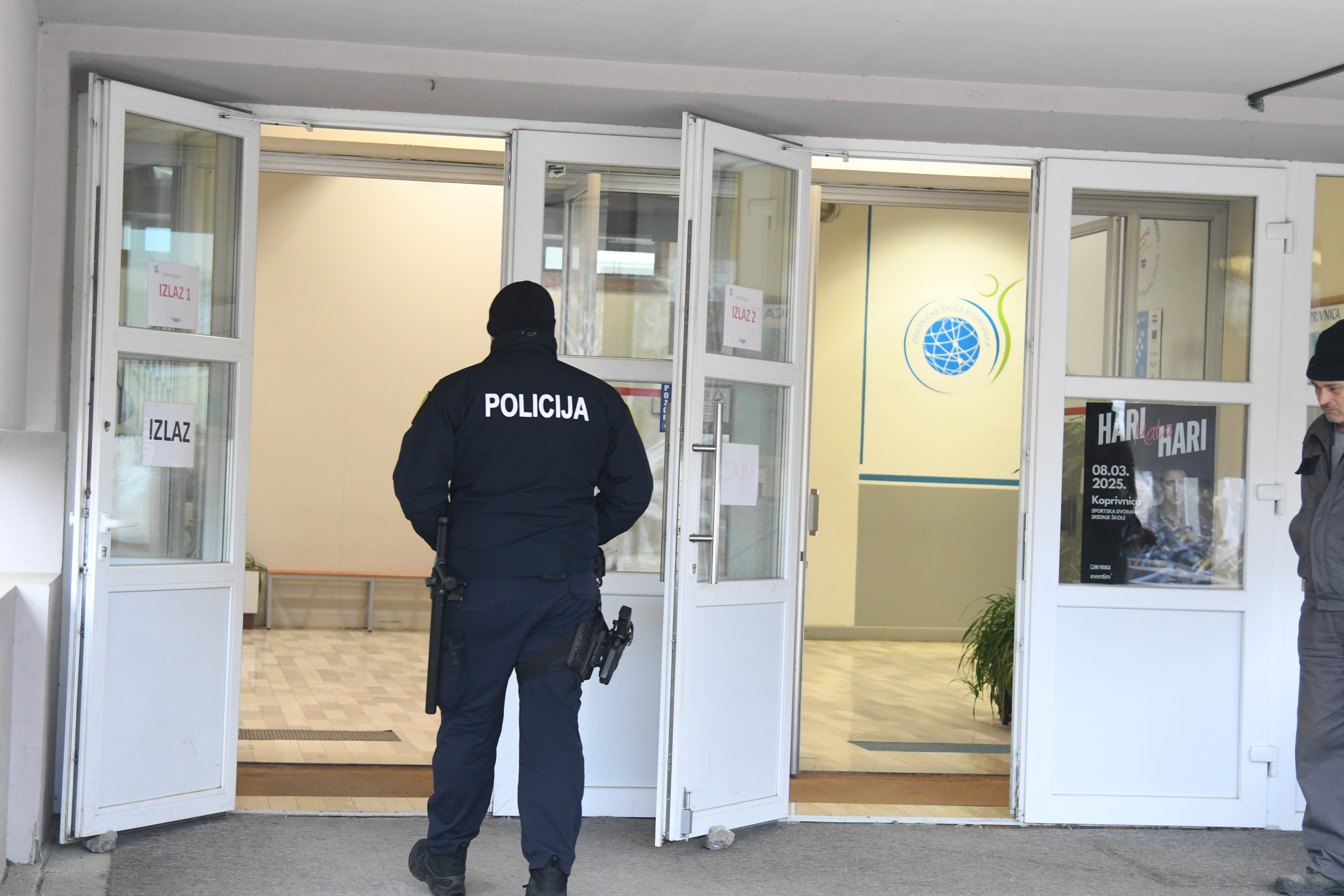 U prijepodnevnim satima (oko 10 h) dojava o postavljenim bombama dosla je i iz gotovo svih koprivnickih osnovnih i srednjih skola. Photo: Damir Spehar/PIXSELL