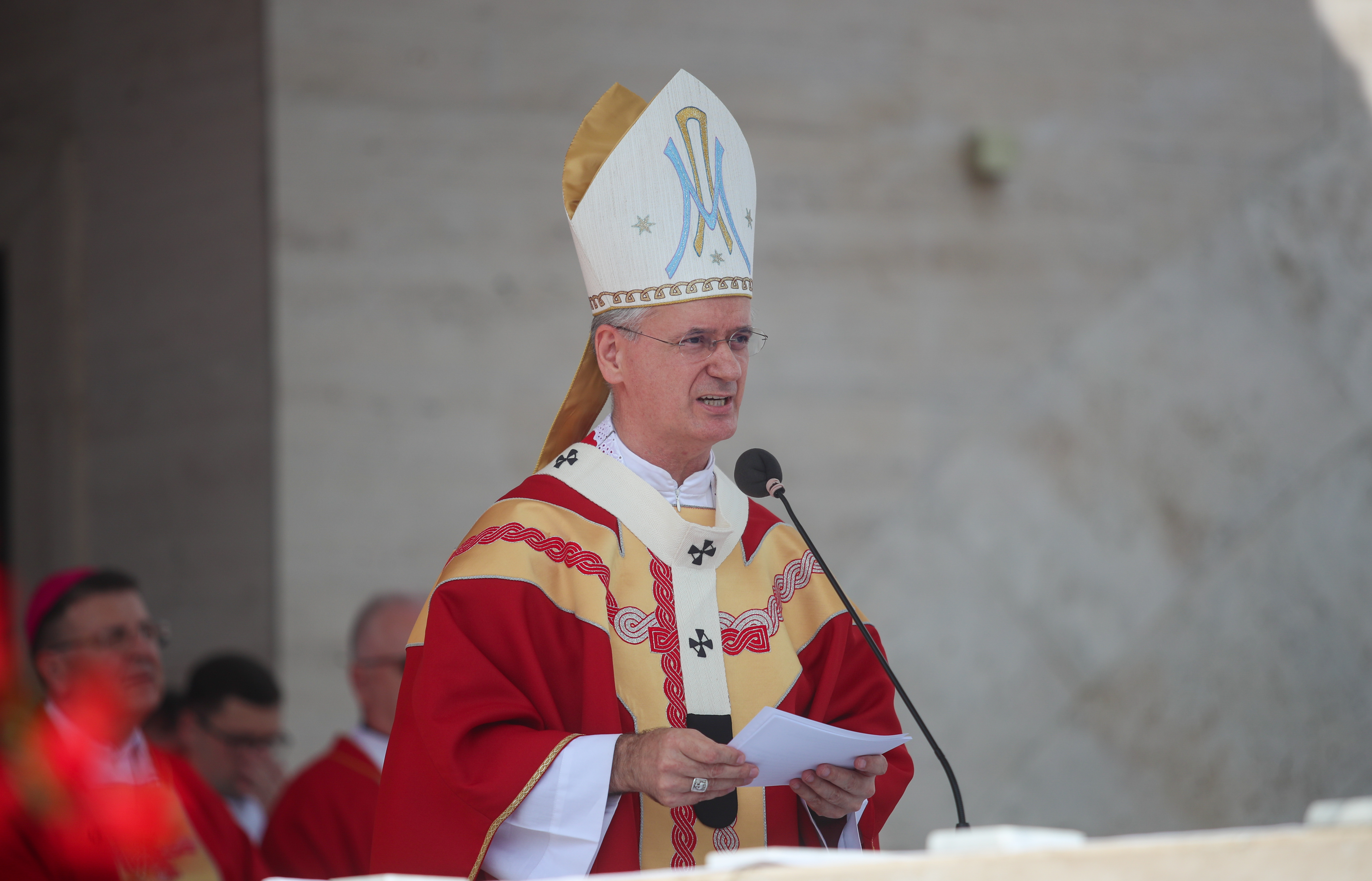 Na prostoru crkve na otvorenom bl. Alojzija Stepinca Zagrebacki nadpiskup Drazen Kutlesa predvodio je euharistijsko slavlje povodom 302. Zavjetnog hodocasca vjernika grada Zagreba Majci Bozjoj Bistrickoj.