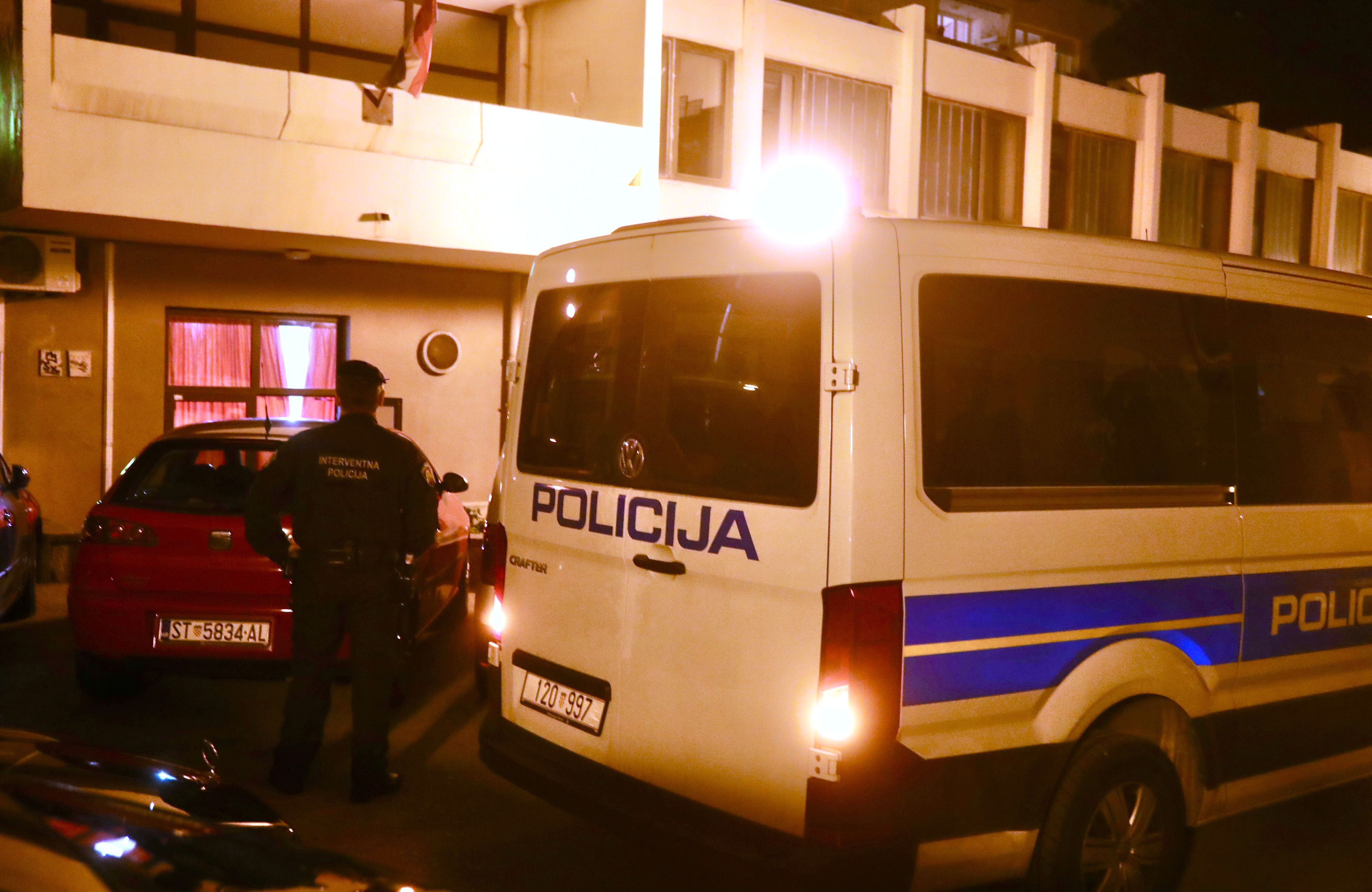 Policija ispred prostora kotara Blatine gdje se trebao odrzati dogadjaj u organizaciji Srpskog narodnog vijeca. Photo: Ivo Cagalj/PIXSELL