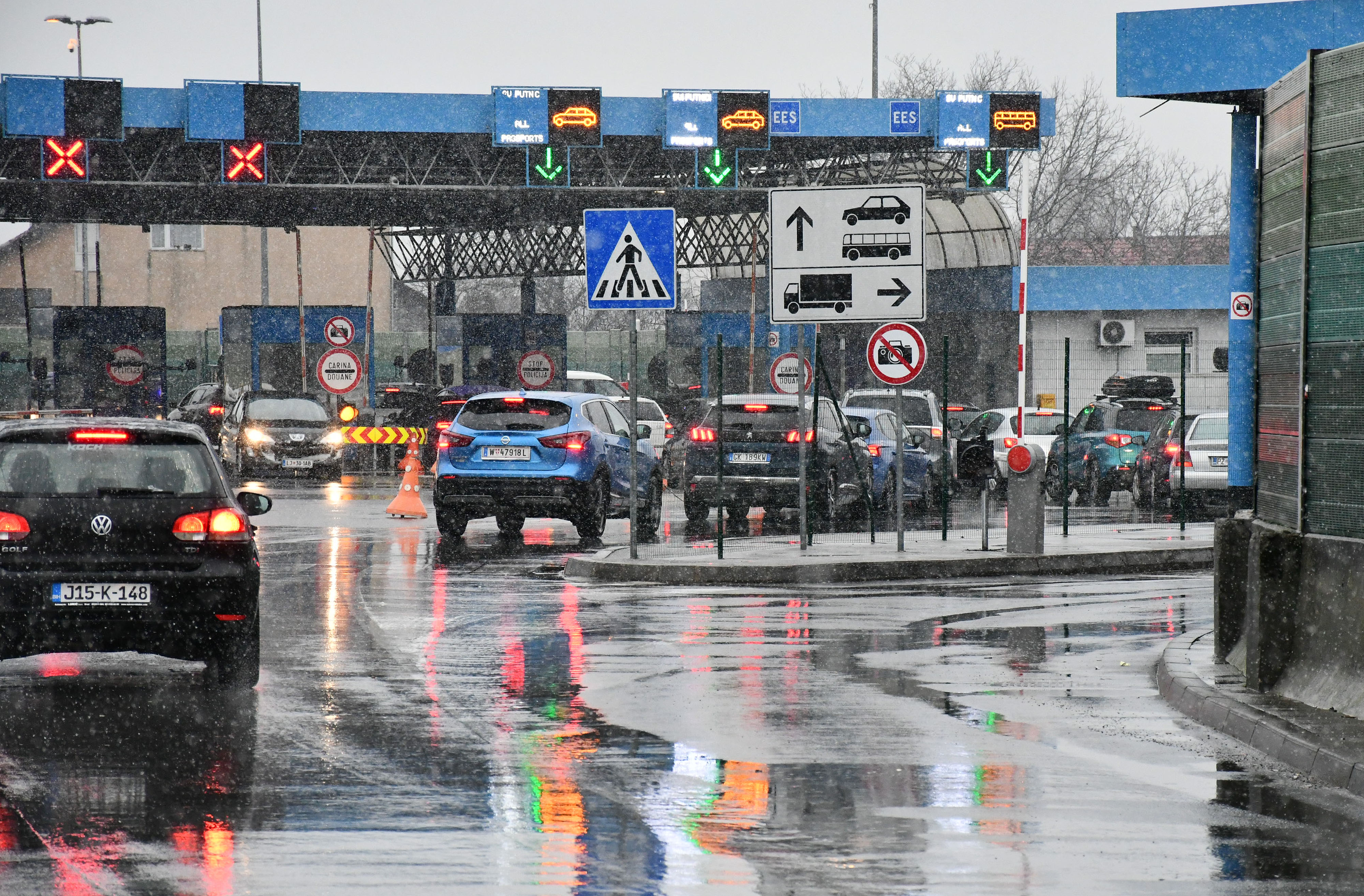Na granicnom prijelazu sa BiH u Slavonskom Brodu nema guzvi i duzih cekanja. Photo: Ivica Galovic/PIXSELL