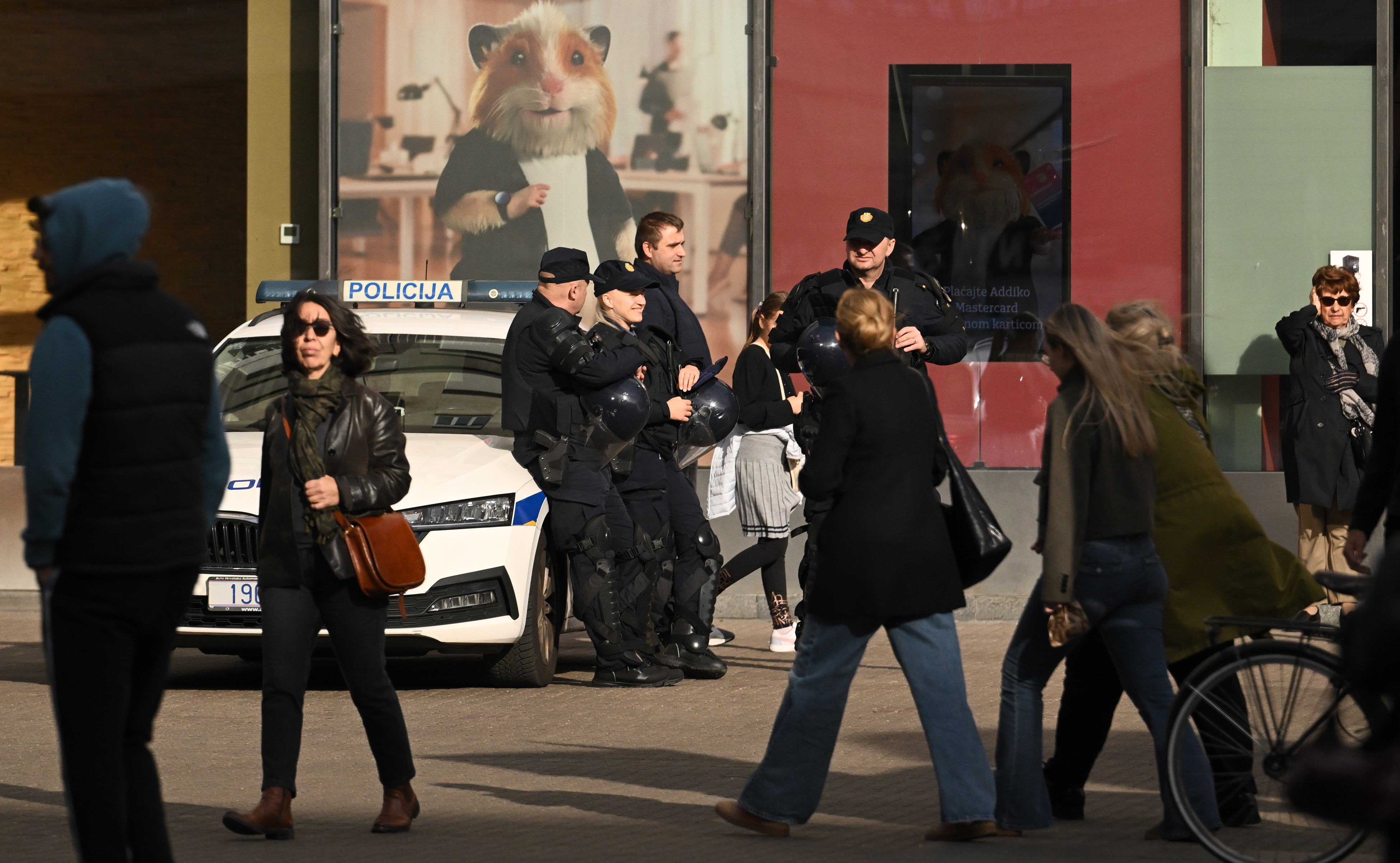 15.11.2025. Zagreb - Jake policijske snage u centru grada uoci odrzavanja prosvjeda ispred prostorija Srpskog narodnog vijeca Photo: Marko Lukunic/PIXSELL