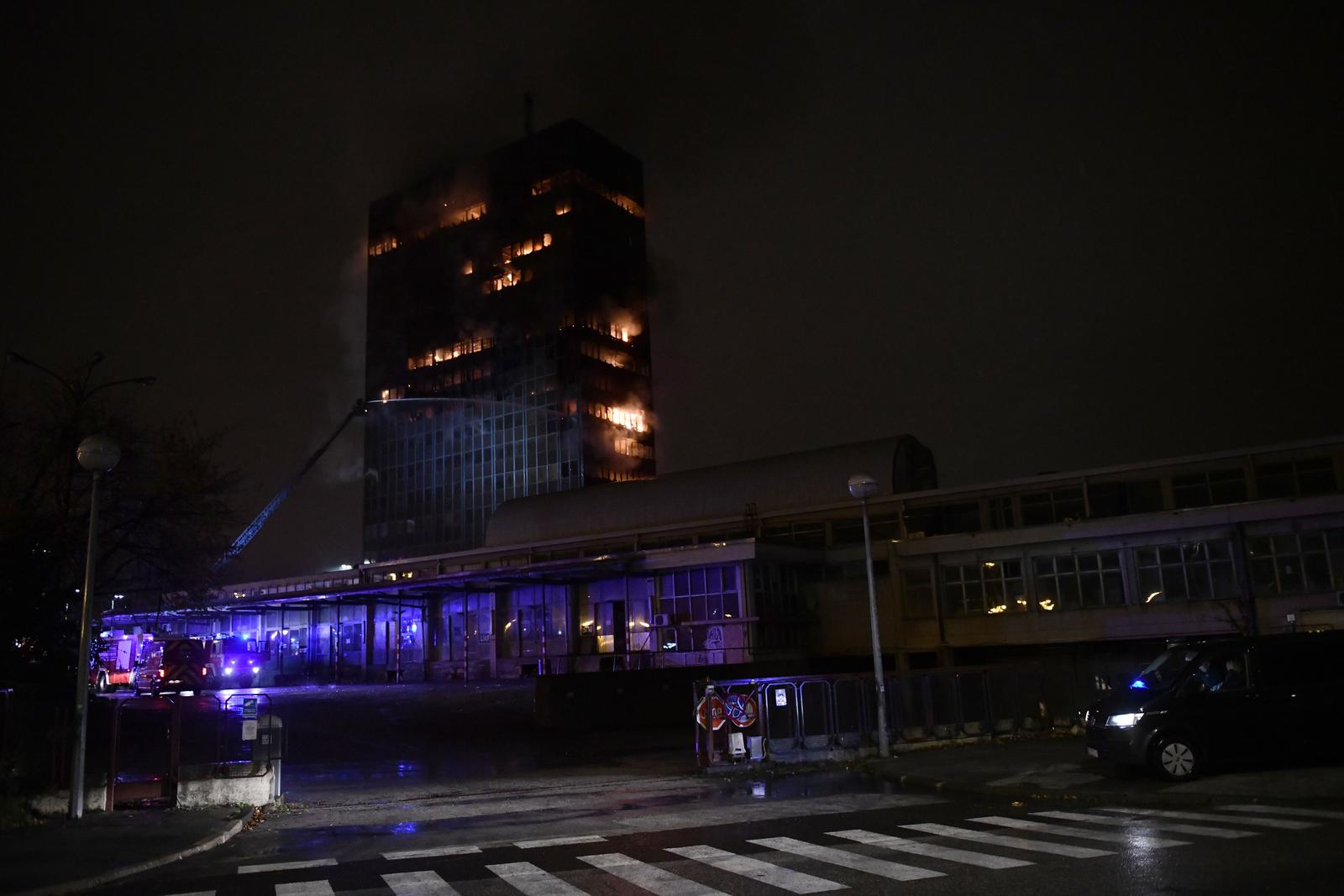 18.11.2025. - Zagreb, Hrvatska - Pozar u Vjesnikovom neboderu. Vatra se siri na nize katove. Svi vatrogasci s podrucja grada su na terenu i pokusavaju vatru staviti pod nadzor. Photo: Josip Mikacic/PIXSELL