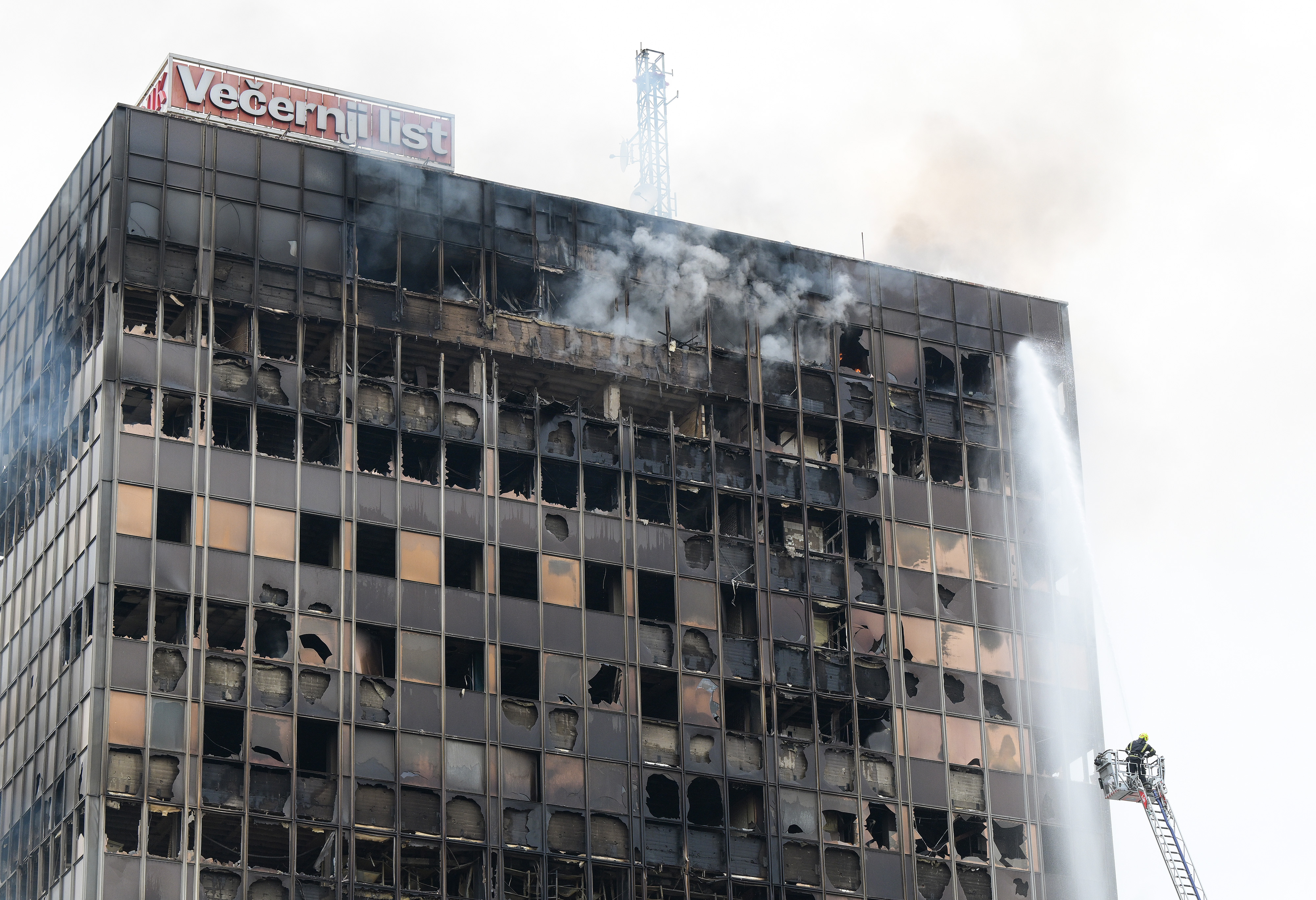 Pozar u Vjesnikovom neboderu. Vatra se siri na nize katove. Svi vatrogasci s podrucja grada su na terenu i pokusavaju vatru staviti pod nadzor. Gradajni promatraju kako Vjesnik guta plamen  Photo: Neva Zganec/PIXSELL