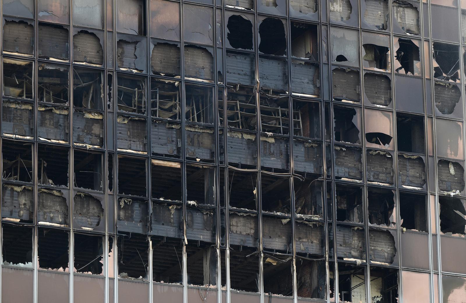 18.11.2025. - Zagreb, Hrvatska - Pozar u Vjesnikovom neboderu. Vatra se siri na nize katove. Svi vatrogasci s podrucja grada su na terenu i pokusavaju vatru staviti pod nadzor. Gradajni promatraju kako Vjesnik guta plamen  Photo: Neva Zganec/PIXSELL