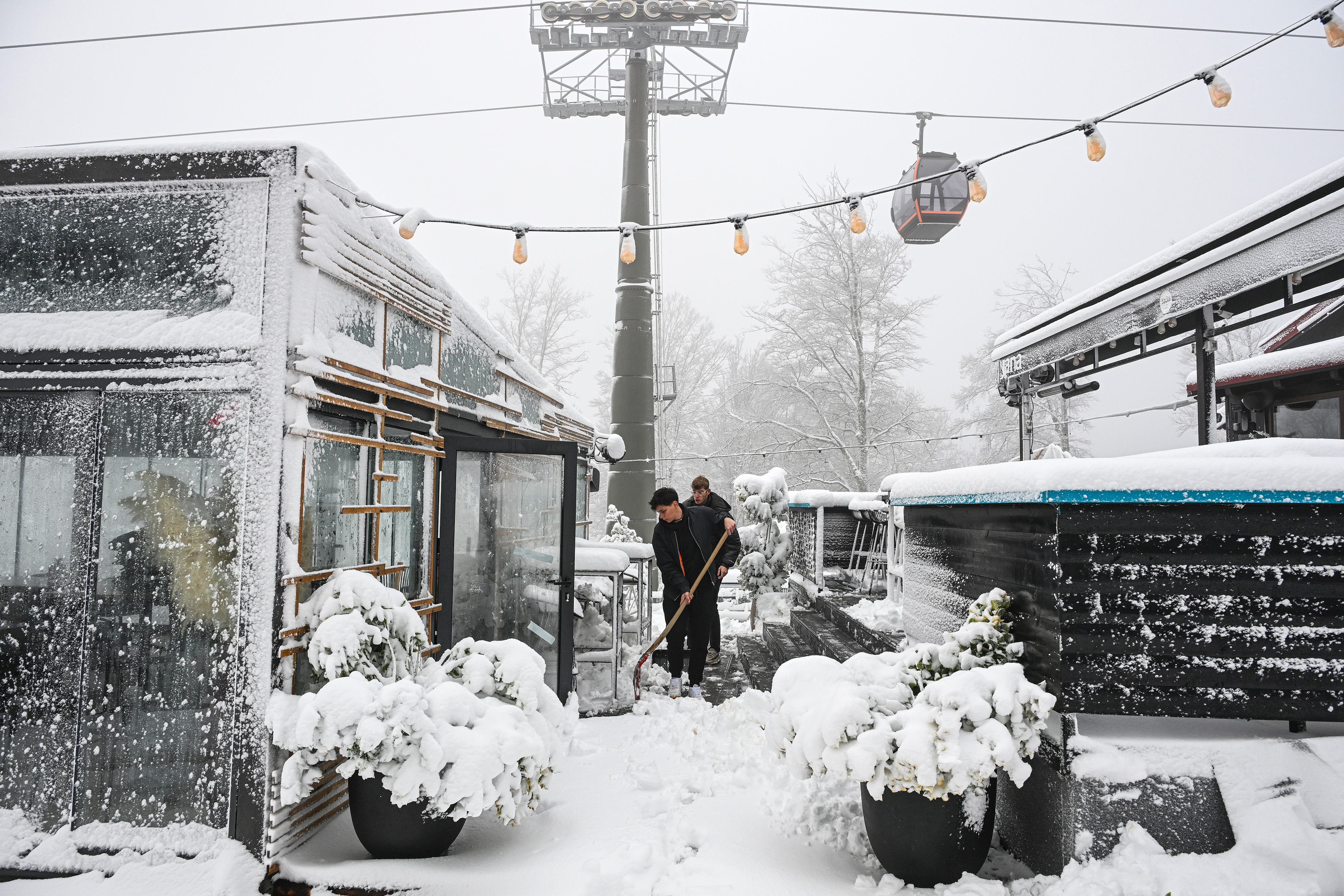 18.11.2025., Zagreb  - Snijeg zabijelio Sljeme i brojni gradjani uzivaju u zimskim radostima Photo: Josip Regovic/PIXSELL
