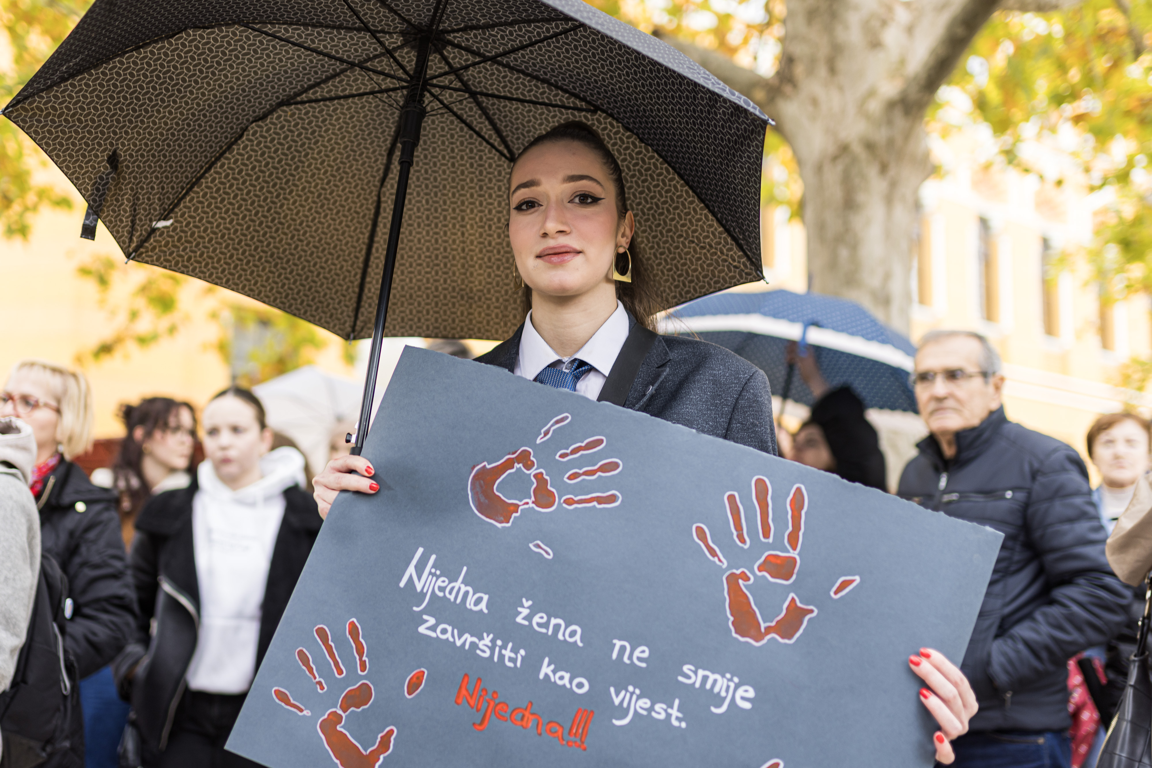 Prosvjedna setnja na Španskom trgu u Mostaru. Povod protesta je novi femicid koji se dogodio u Mostaru, a koji je ponovo uznemirio javnost. Photo: Denis Kapetanovic/PIXSELL