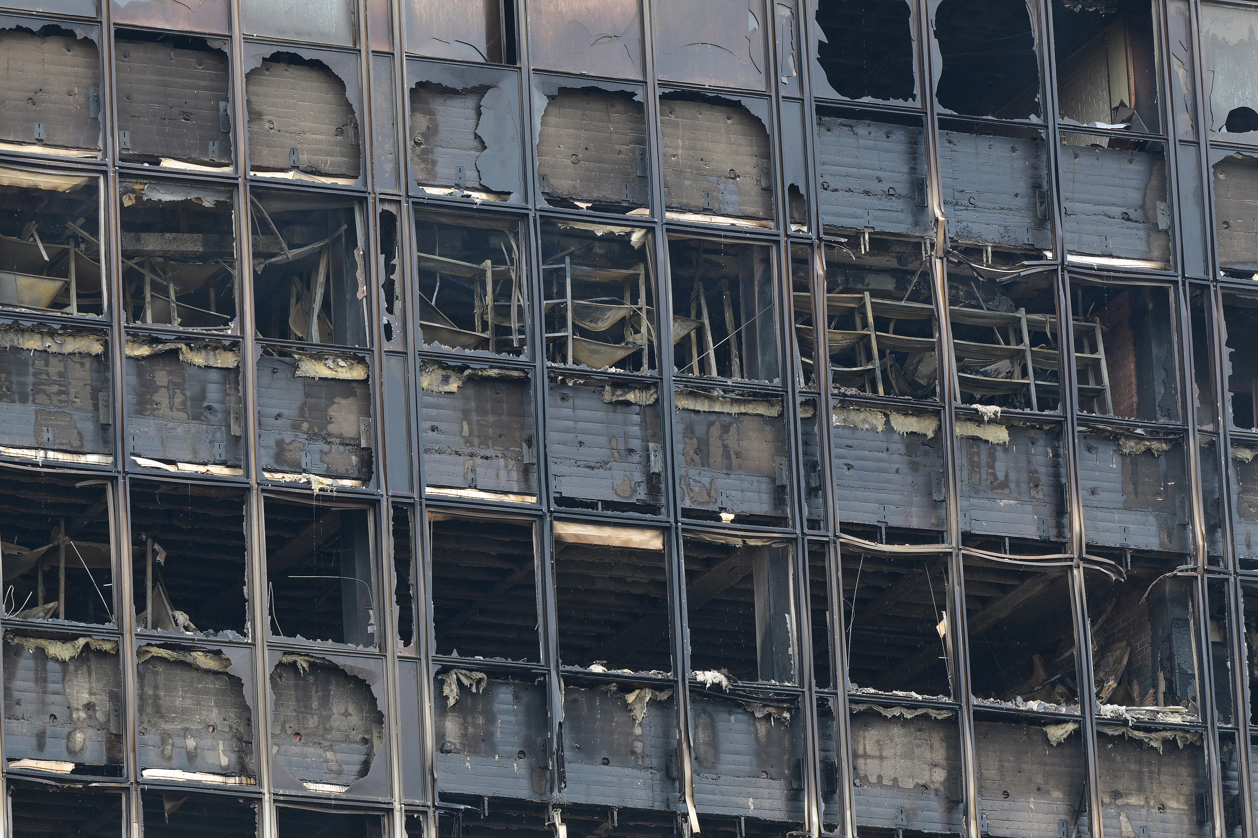 18.11.2025. - Zagreb, Hrvatska - Pozar u Vjesnikovom neboderu. Vatra se siri na nize katove. Svi vatrogasci s podrucja grada su na terenu i pokusavaju vatru staviti pod nadzor. Gradajni promatraju kako Vjesnik guta plamen  Photo: Neva Zganec/PIXSELL