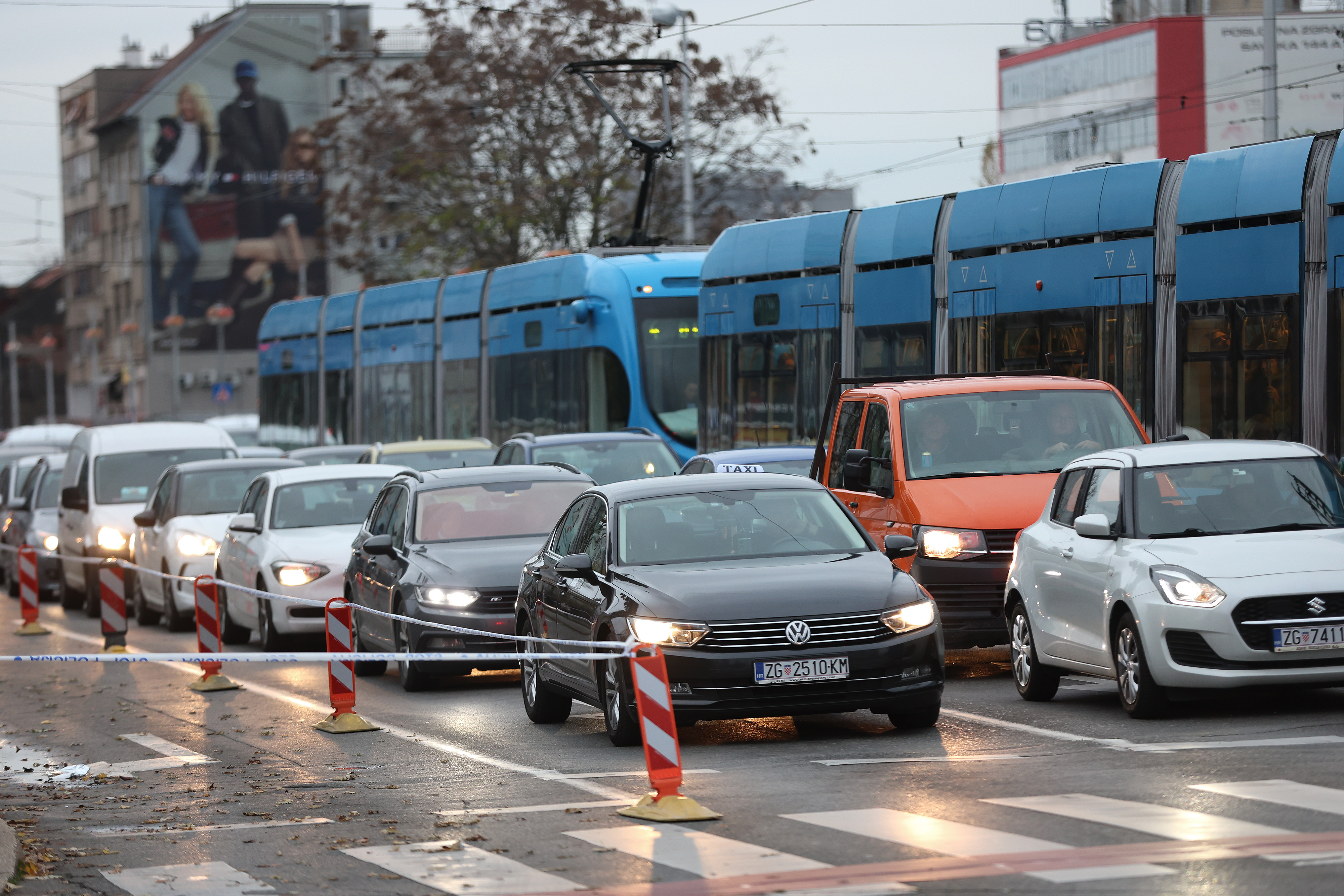 19.11.2025., Zagreb - Dim se siri iz nekoliko dijelova Vjesnikova nebodera. Photo: Sanjin Strukic/PIXSELL