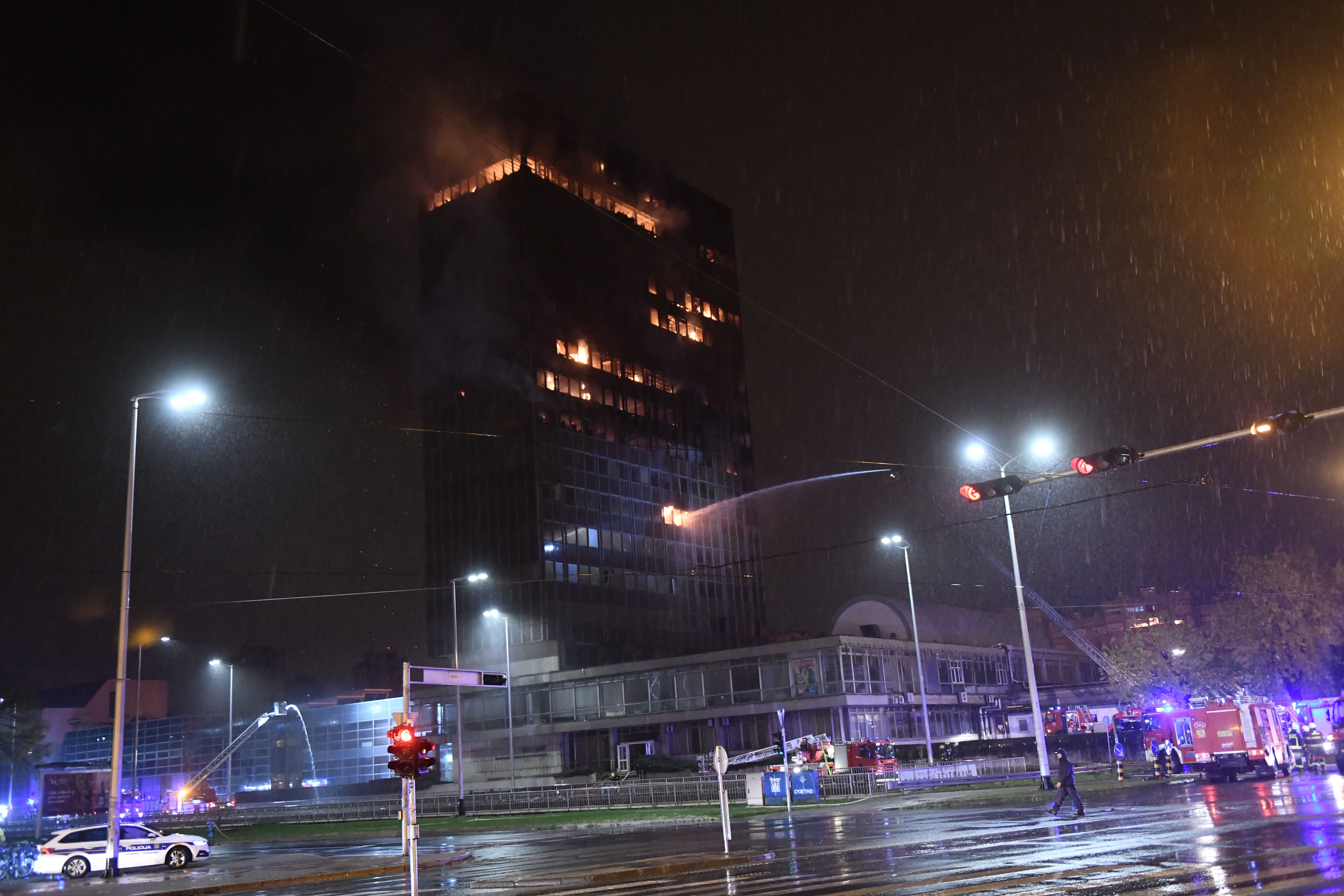 18.11.2025. - Zagreb, Hrvatska - Pozar u Vjesnikovom neboderu. Vatra se siri na nize katove. Svi vatrogasci s podrucja grada su na terenu i pokusavaju vatru staviti pod nadzor. Photo: Josip Mikacic/PIXSELL