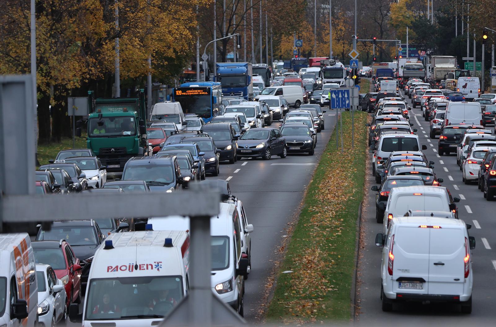 19.11.2025., Zagreb - Na okolnim prometnicama stvaraju se velike guze radi zatvorenog krizanja u Savskoj ulici u blizini Vjesnikovog nebodera. Photo: Sanjin Strukic/PIXSELL