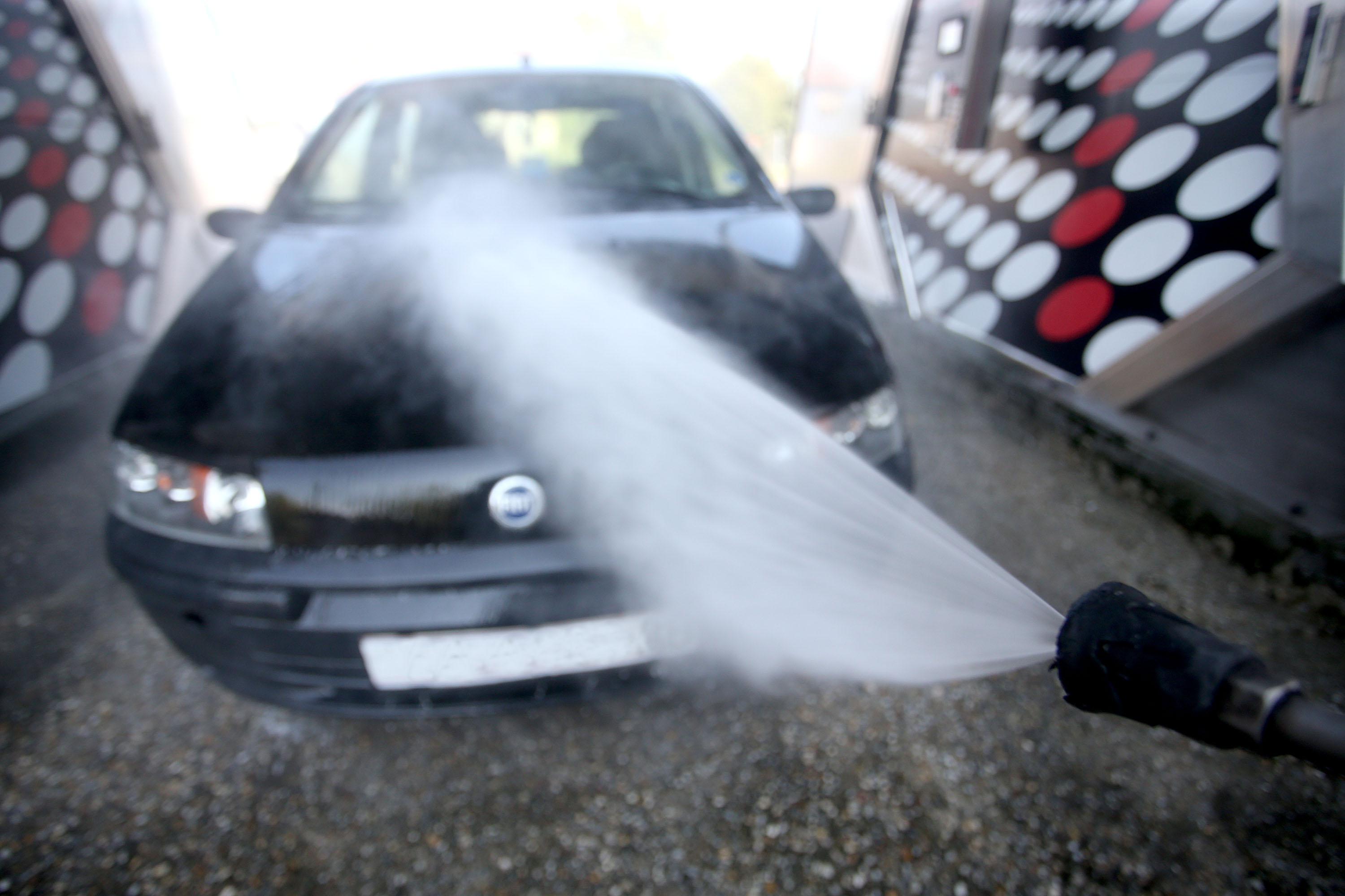 18.08.2015., Zagreb, Savska Opatovina - Pranje automobila u samoposluznoj automatskoj autopraonici. "nPhoto: Igor Kralj/PIXSELL