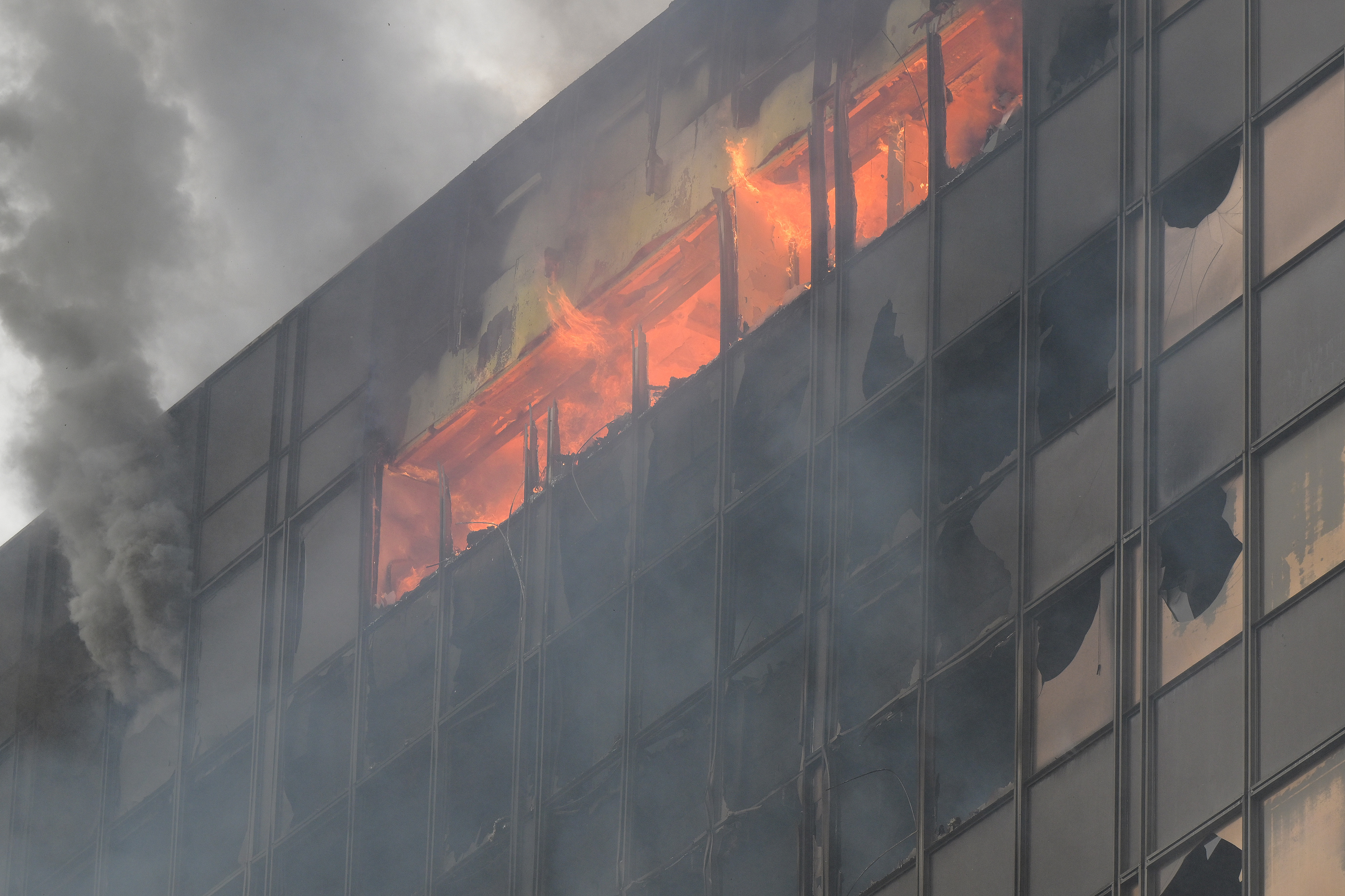 18.11.2025. - Zagreb, Hrvatska - Pozar u Vjesnikovom neboderu. Vatra se siri na nize katove. Svi vatrogasci s podrucja grada su na terenu i pokusavaju vatru staviti pod nadzor. Photo: Neva Zganec/PIXSELL