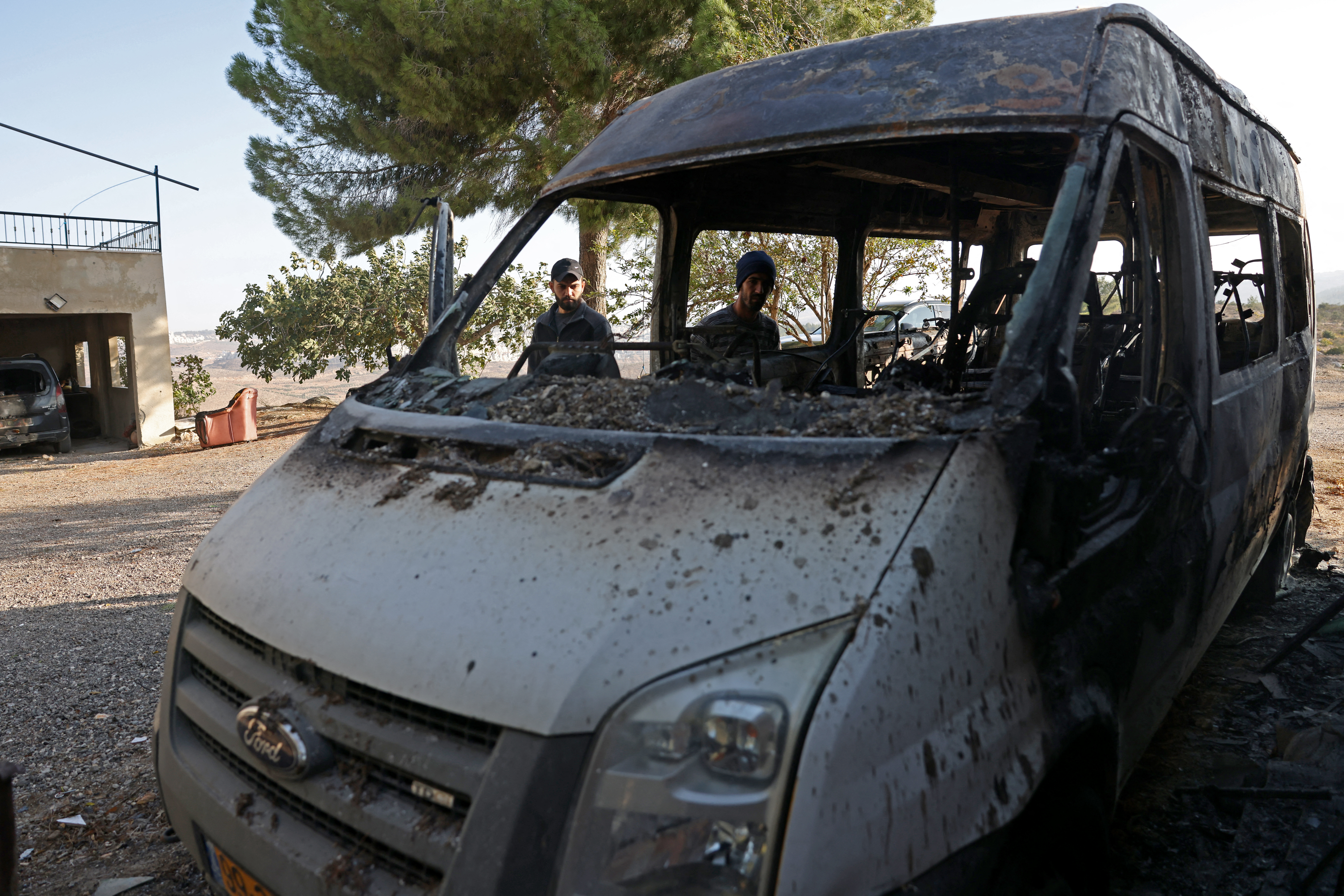 zapaljeni kombi, Zapadna obala