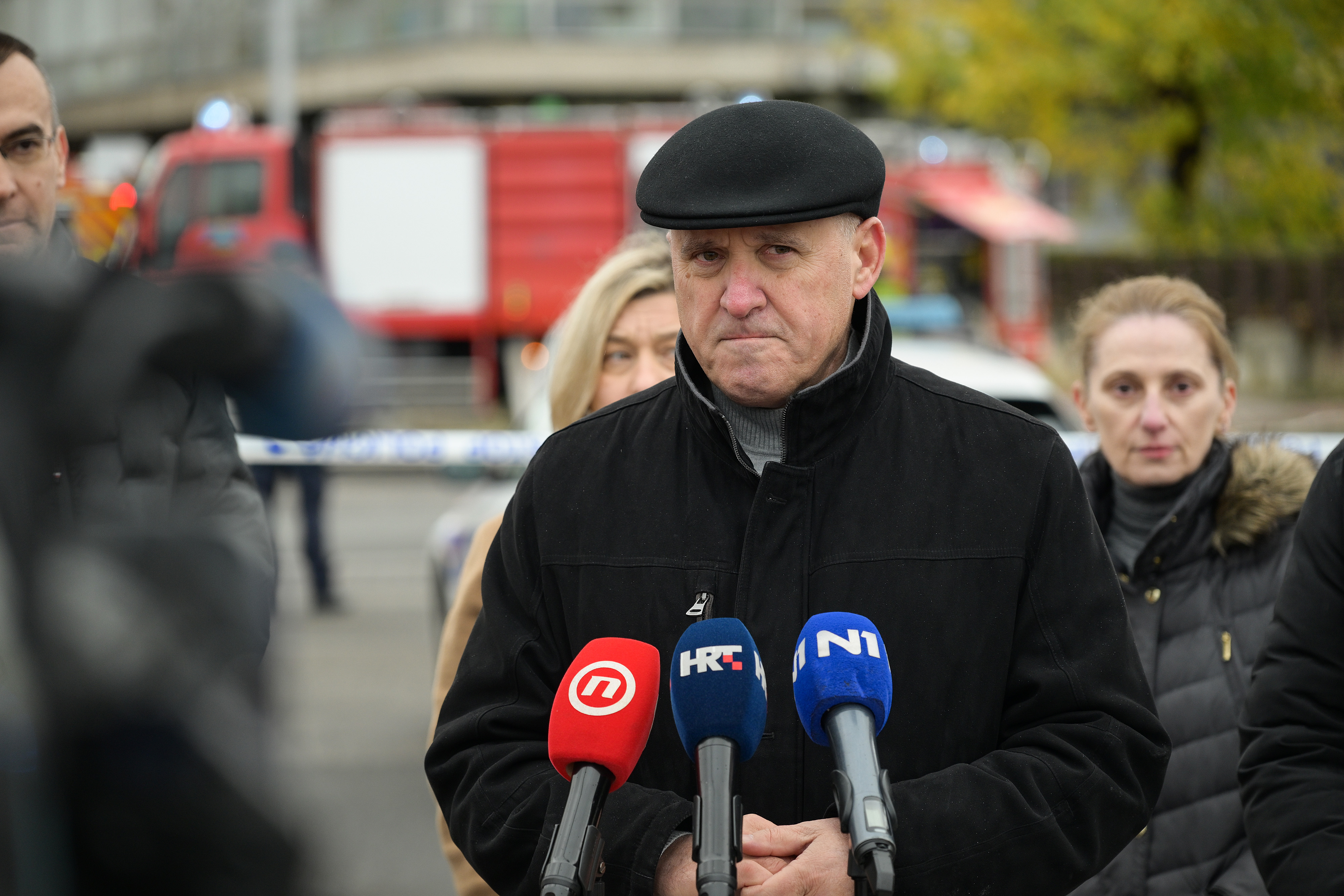 18.11.2025. - Zagreb, Hrvatska - Pozar u Vjesnikovom neboderu. Vatra se siri na nize katove. Svi vatrogasci s podrucja grada su na terenu i pokusavaju vatru staviti pod nadzor. Branko Bacic dao je izjavu za medije  Photo: Neva Zganec/PIXSELL