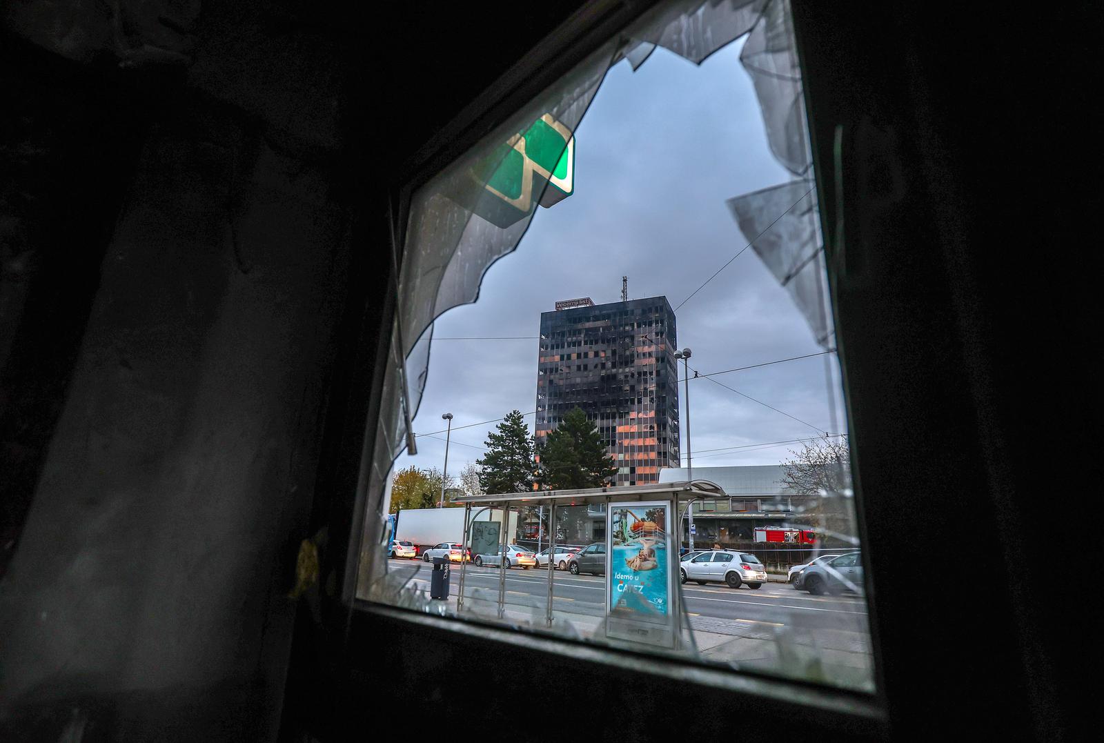 19.11.2025., Zagreb - Dim se siri iz nekoliko dijelova Vjesnikova nebodera. Photo: Sanjin Strukic/PIXSELL