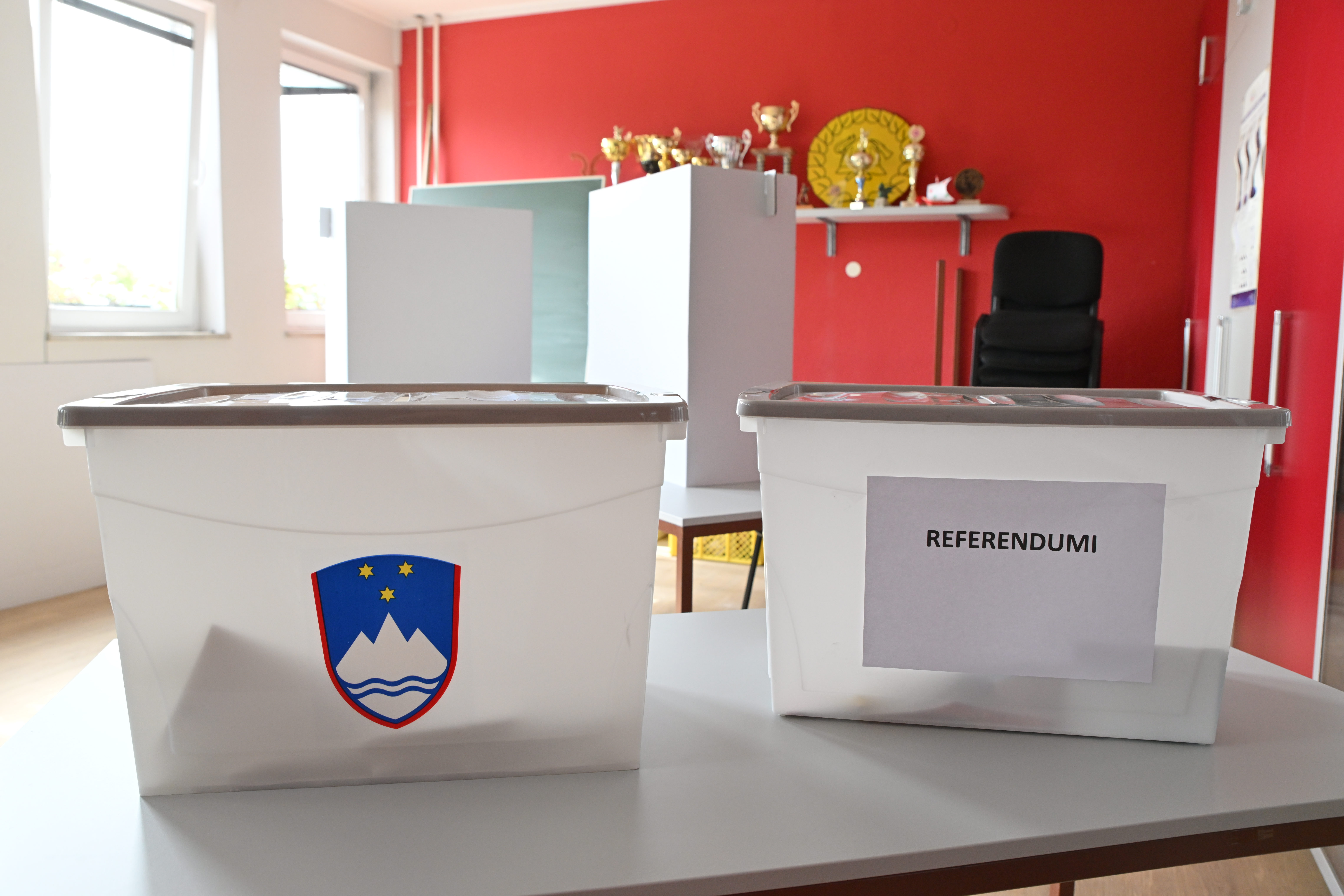 09.06.2024., Medno, Slovenija - Sirom zemlje otvorena su biralista za izbore za Europski parlament, ali i tri referenduma - o uporabi konoplje, eutanaziji i preferencijalnom glasovanju Photo: Žiga Živulović jr./PIXSELL/F.A. BOBO