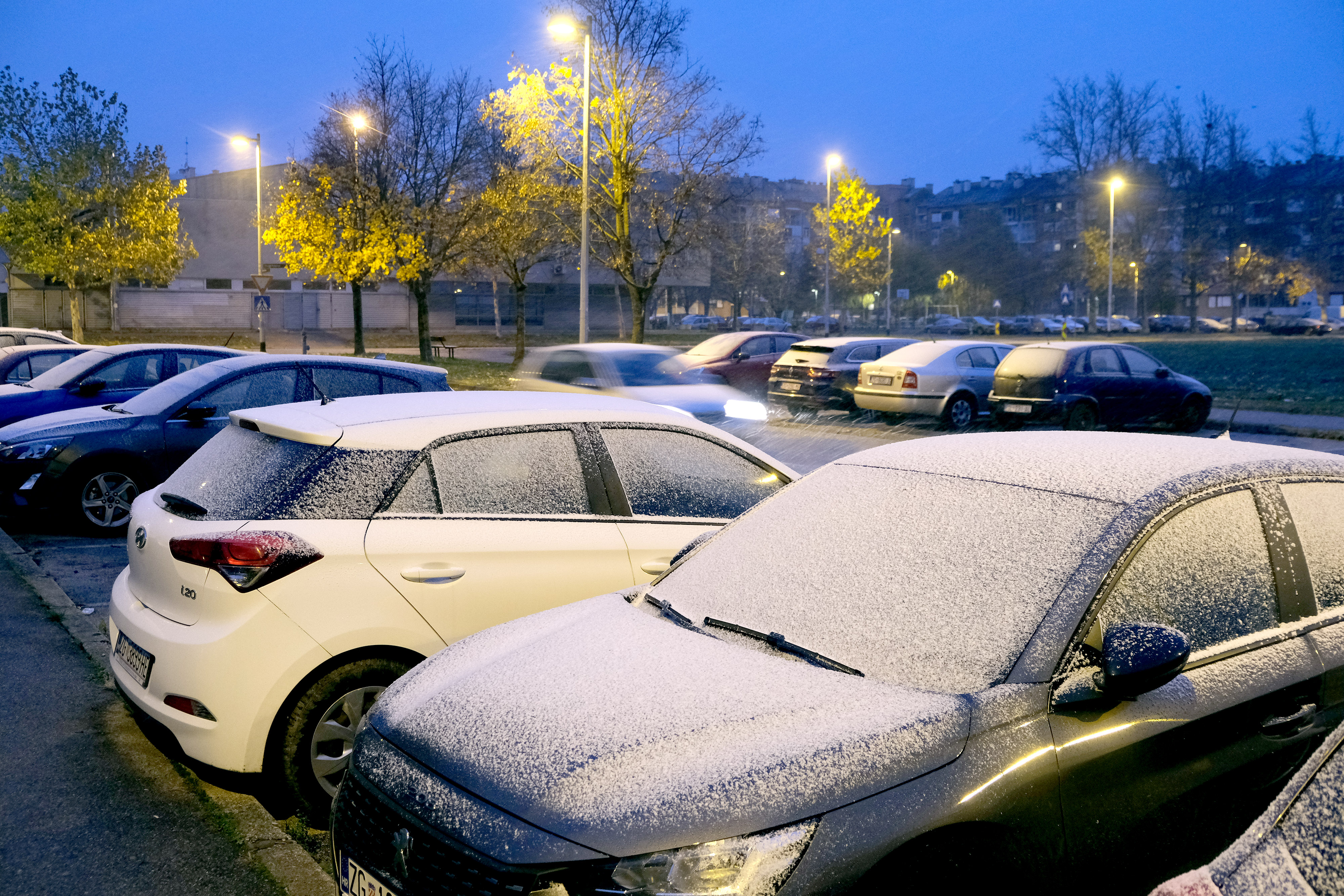 22.11.2025., Zagreb - Prema najavama iz vremenskih prognoza prvi snijeg ove sezone poceo je padati tijekom noci. Za sada ne stvara probleme u prometu. Photo: Patrik Macek/PIXSELL