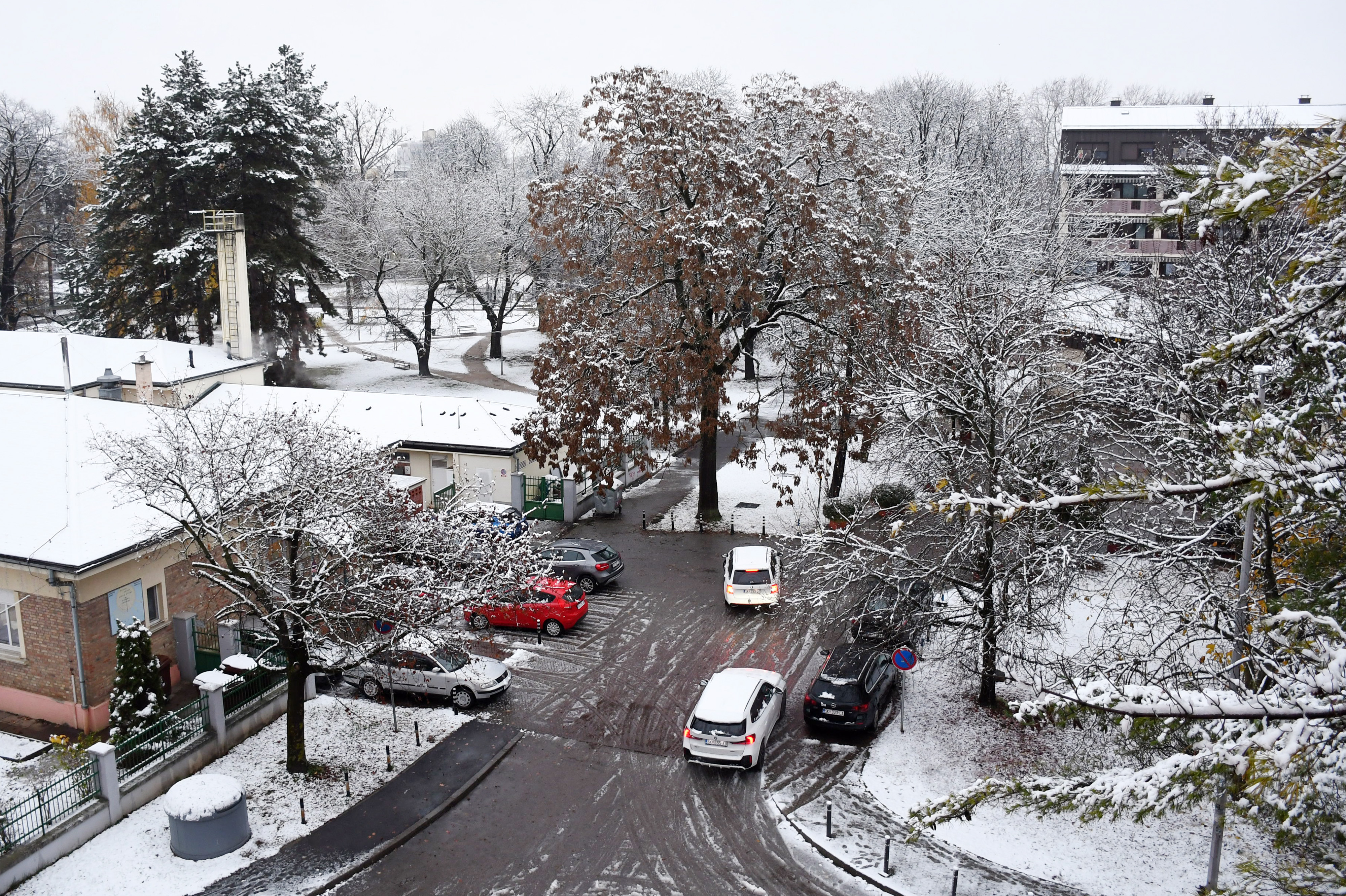 21.11.2025., Sisak - Sisak se probudio prekriven snijegom. Photo: Nikola Cutuk/PIXSELL