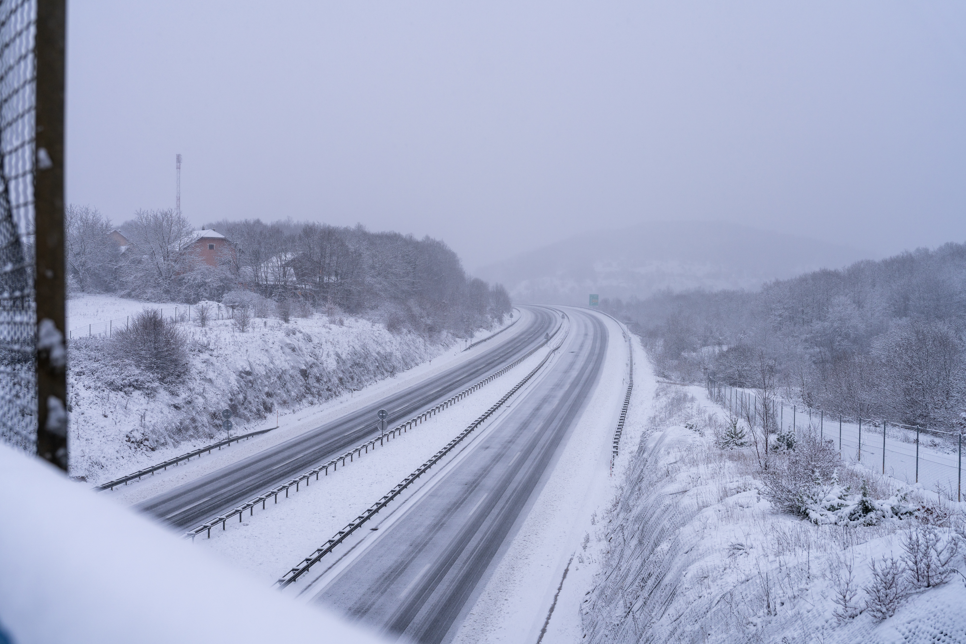 22.11.2025., Otocac - Zimski uvjeti na autocesti A1 kod cvora Otocac Photo: Hrvoje Kostelac/PIXSELL