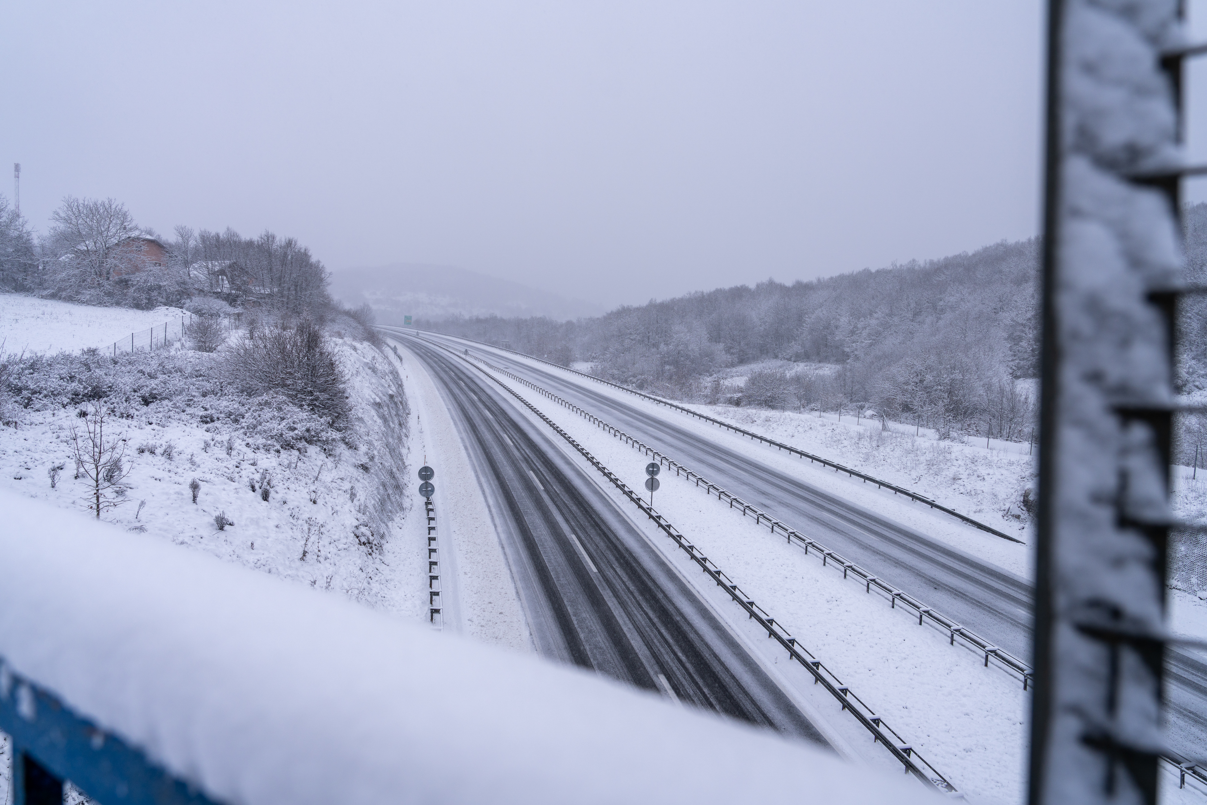 22.11.2025., Otocac - Zimski uvjeti na autocesti A1 kod cvora Otocac Photo: Hrvoje Kostelac/PIXSELL