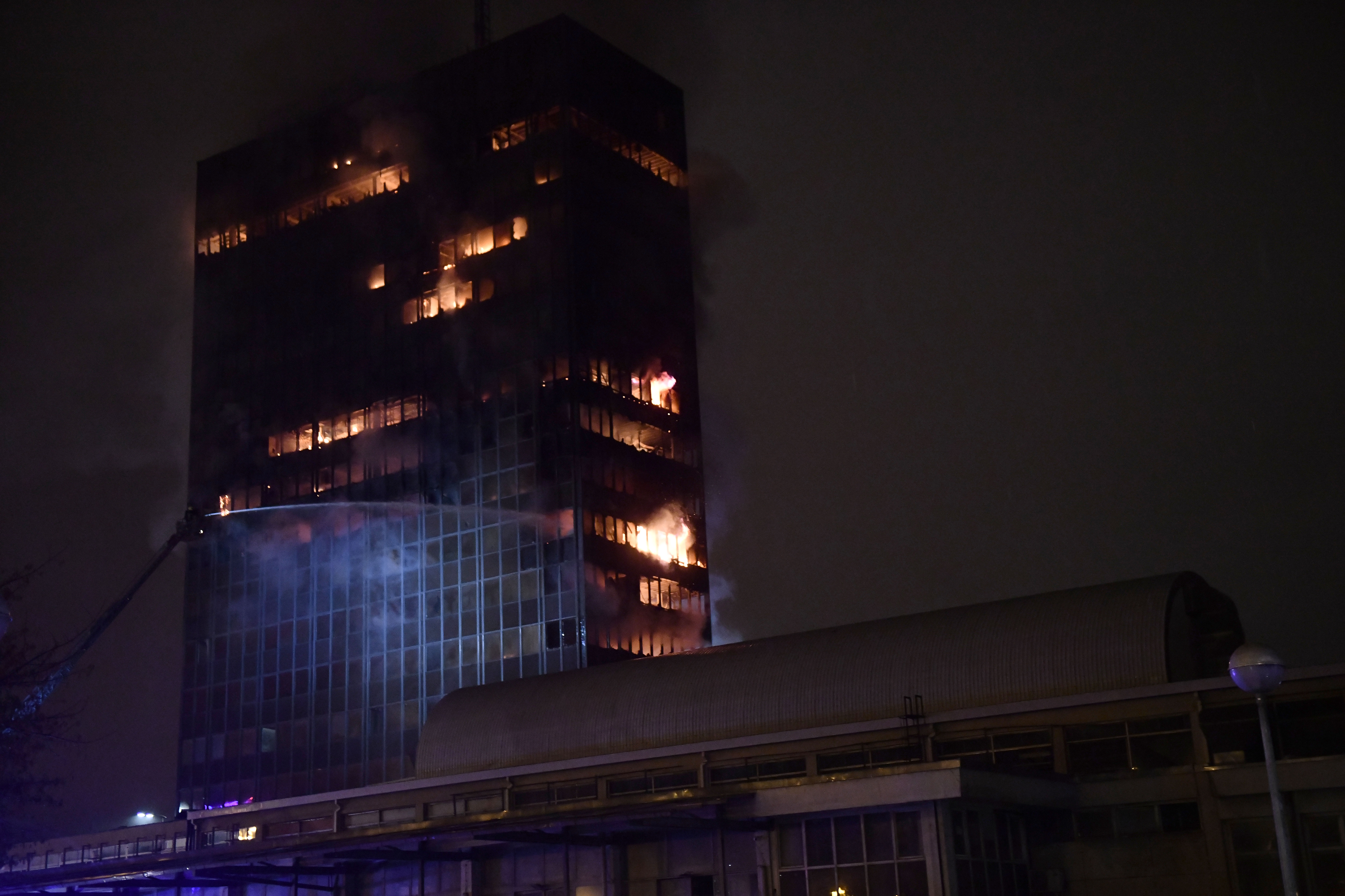 18.11.2025. - Zagreb, Hrvatska - Pozar u Vjesnikovom neboderu. Vatra se siri na nize katove. Svi vatrogasci s podrucja grada su na terenu i pokusavaju vatru staviti pod nadzor. Photo: Josip Mikacic/PIXSELL