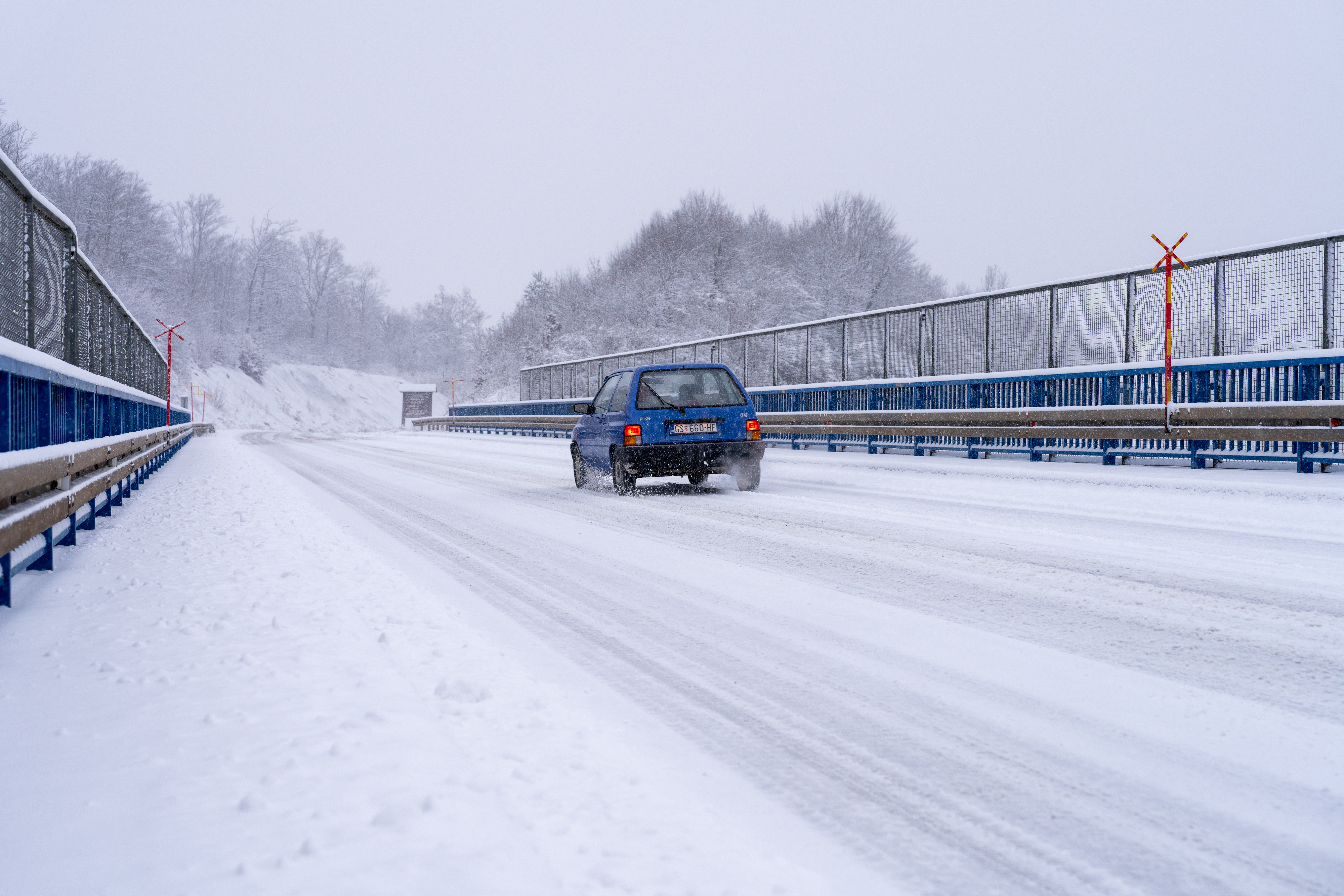 22.11.2025., Otocac - Zimski uvjeti na autocesti A1 kod cvora Otocac Photo: Hrvoje Kostelac/PIXSELL