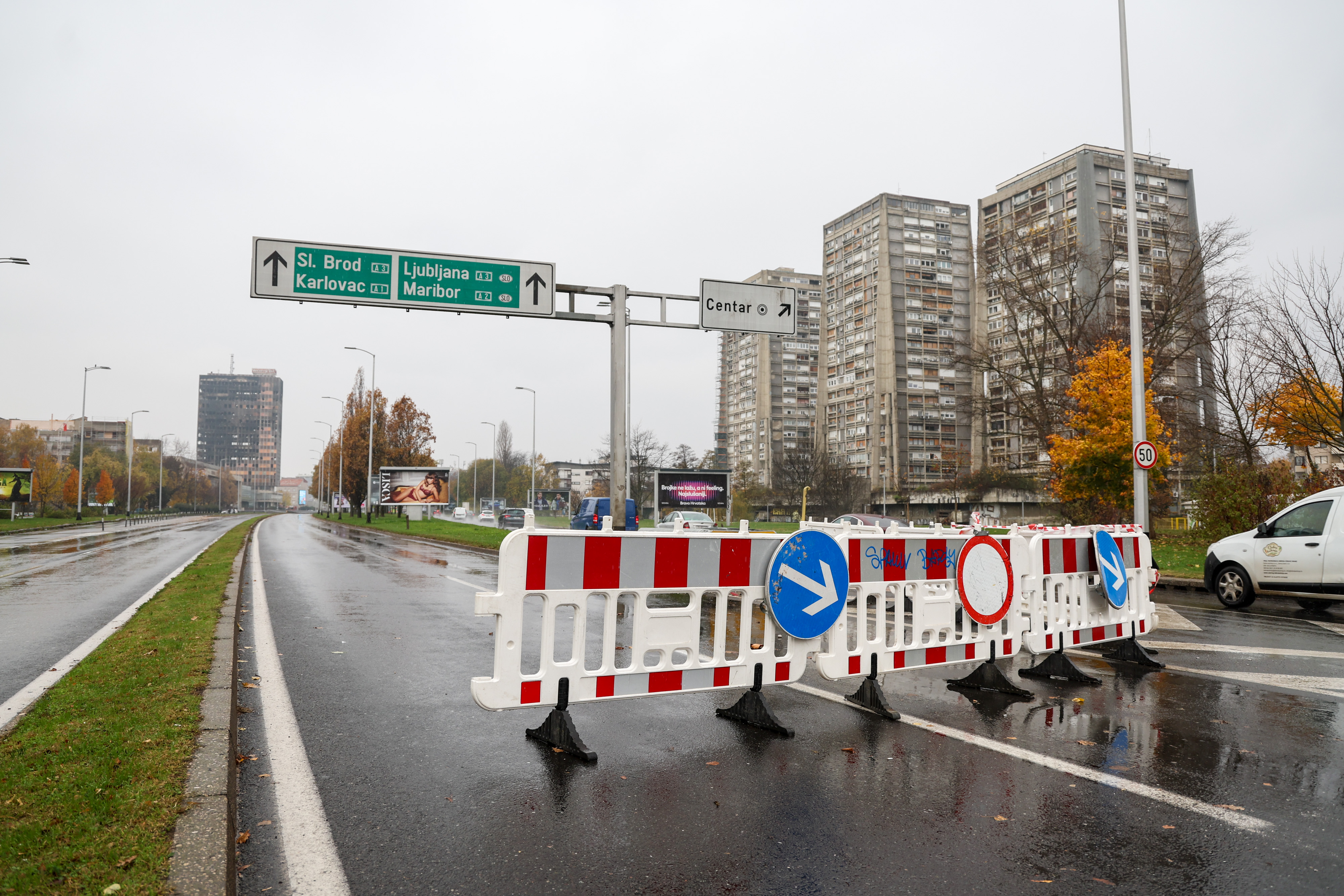 20.11.2025., Zagreb - Promet na Slavonskoj aveniji kod Vjesnika jos uvijek je zatvoren. Photo: Igor Kralj/PIXSELL