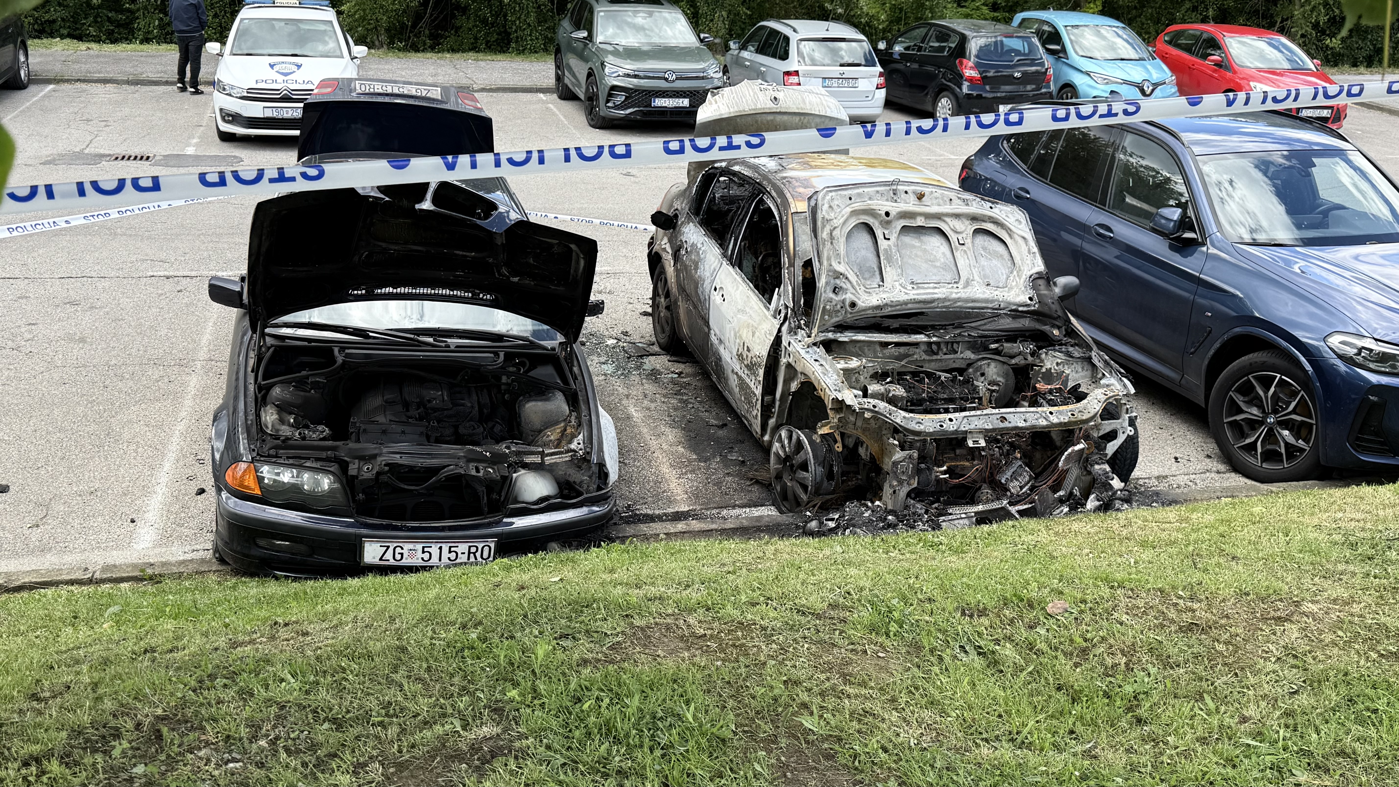 16.05.2025., Zagreb - Jucer kasno popodne na parkiralistu uz groblje na Remetskoj cesti izbio je pozar koji je progutao jedan osobni automobil, a ostetio jos jedan. Photo: Pixsell/PIXSELL