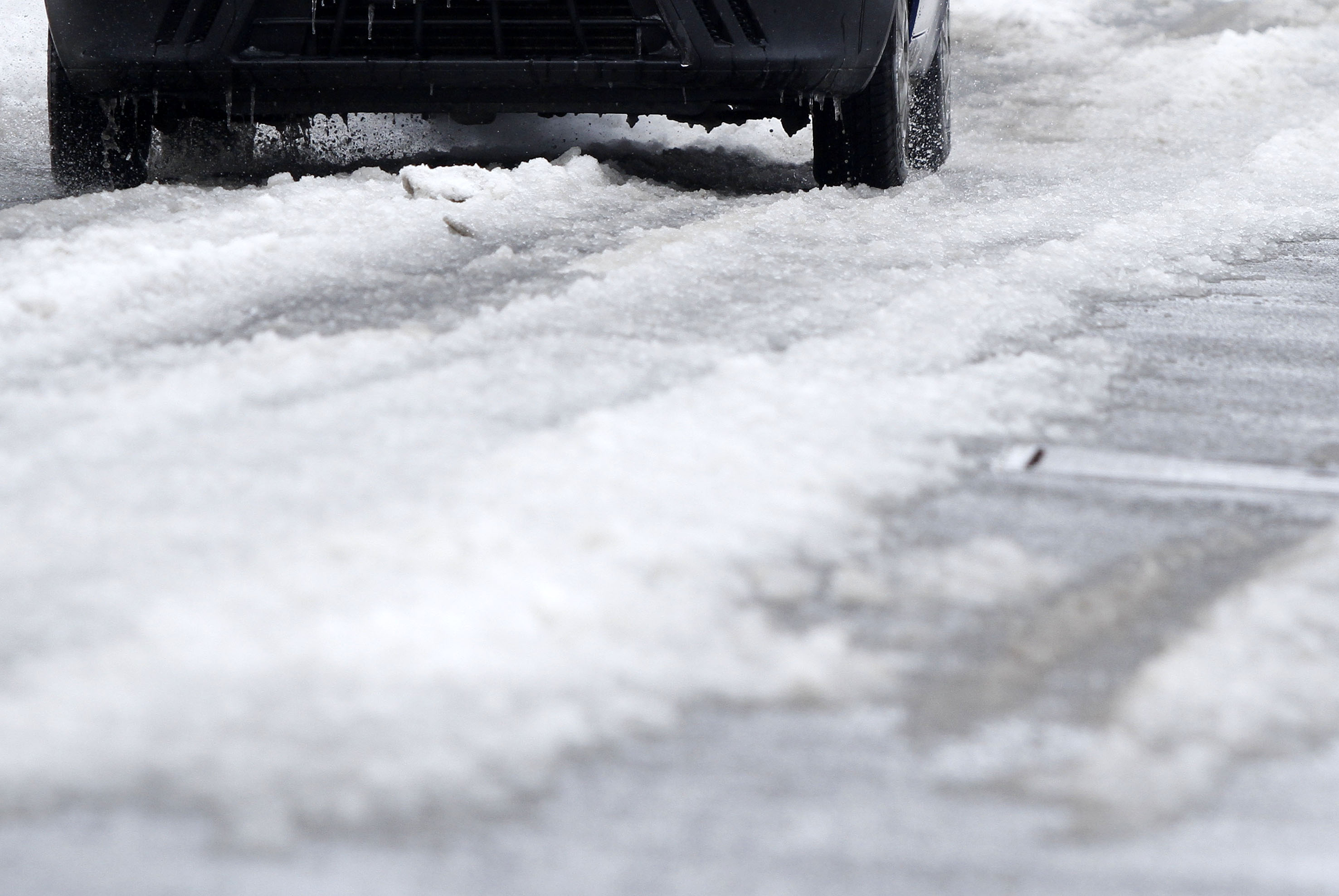 26.03.2013., Cakovec - Nakon zadnjih zimskih oborina gradske sluzbe nisu uspjele pocistiti napadali snijeg te su ceste po Medjimurju lose ociscenje.rPhoto: Vjeran Zganec-Rogulja/PIXSELL