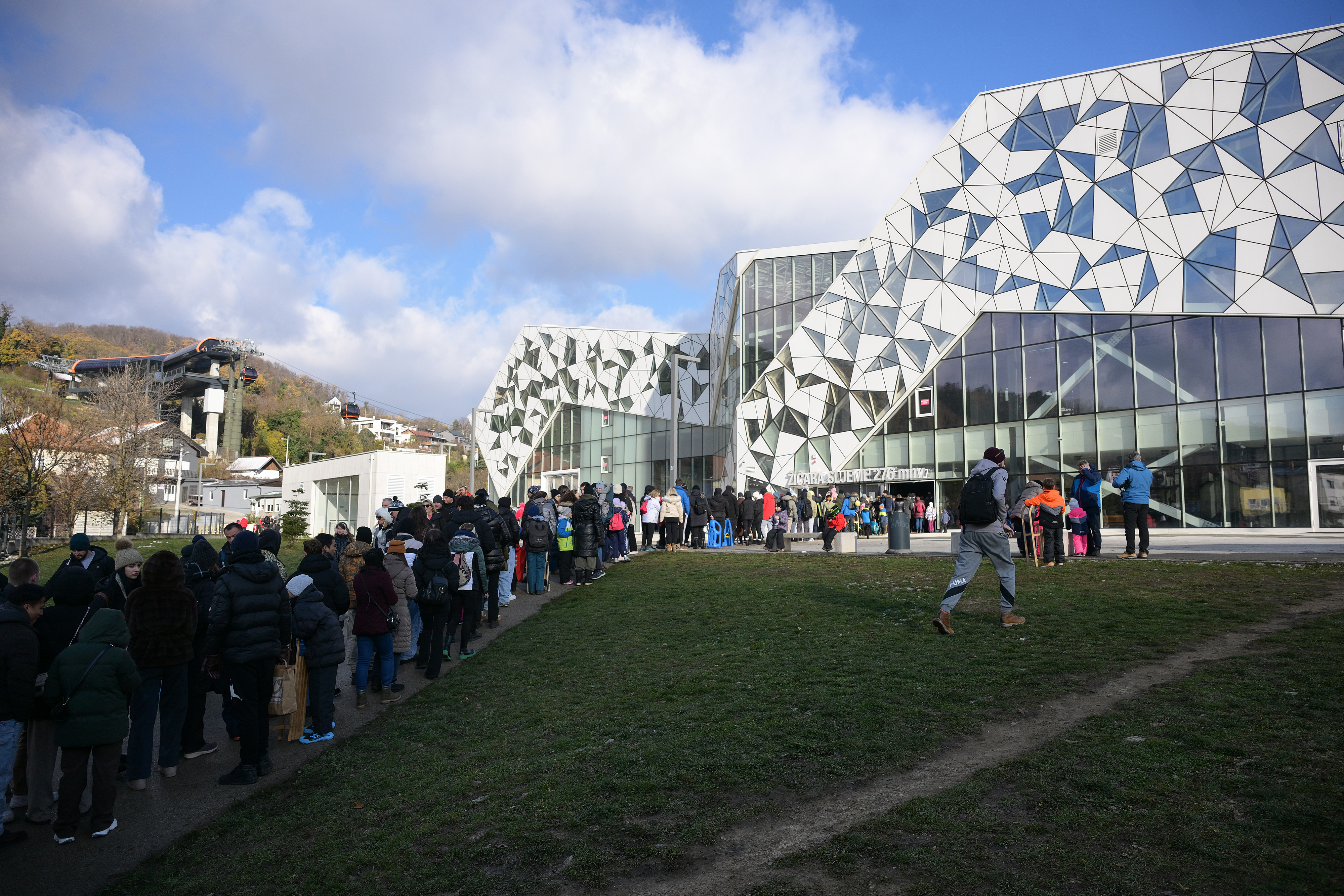 23.11.2025., Zagreb - Veliki broj građana uputio se na Sljeme nakon sto je pao snijeg, i time stvorio veliku guzvu na sljemenskoj zicari. Photo: Neva Zganec/PIXSELL