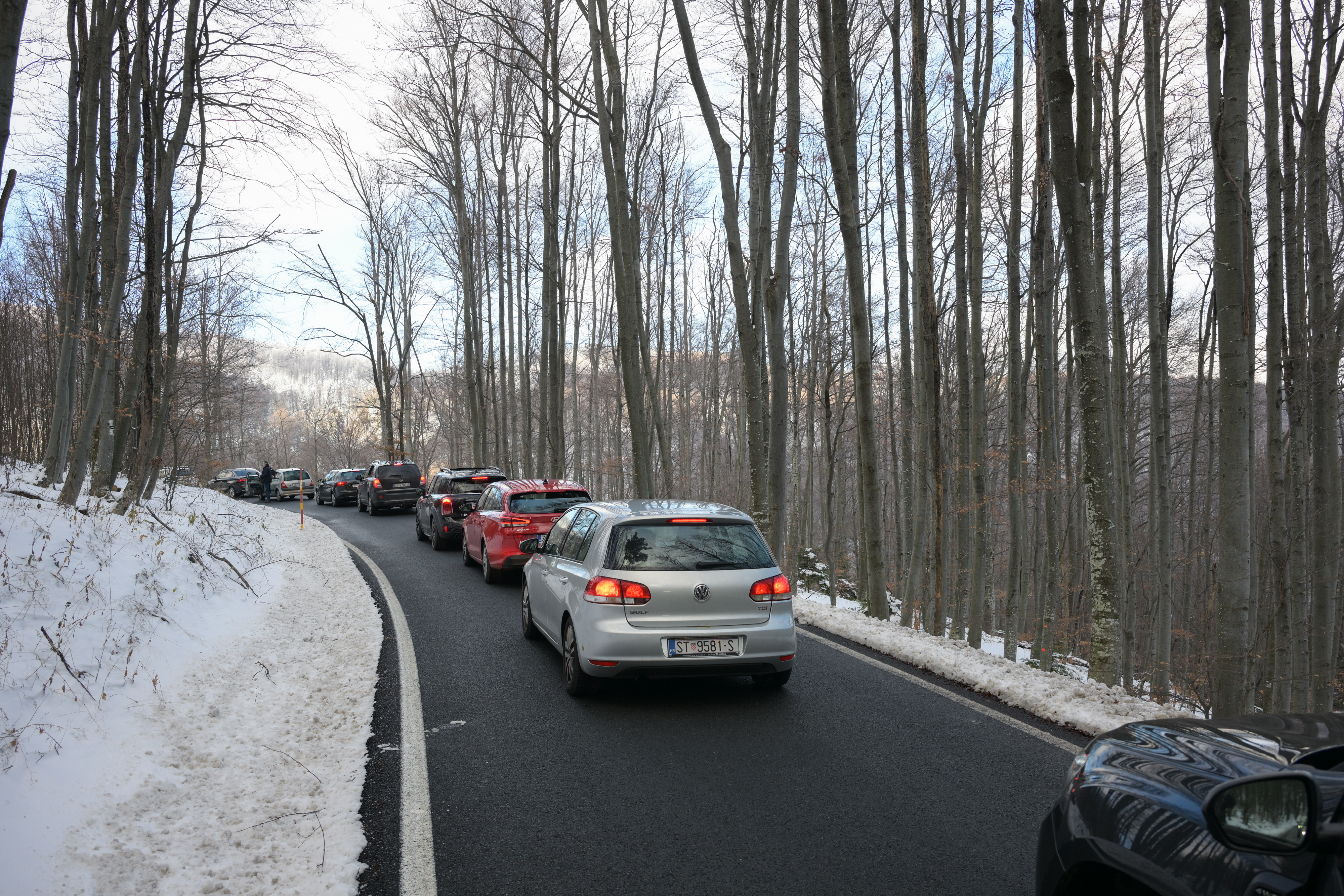 23.11.2025., Zagreb - Ogromne guzve prema Sljemenu i cestom, ljudi izlaze iz automobila i nastavljaju pjesice do vrha. Photo: Neva Zganec/PIXSELL