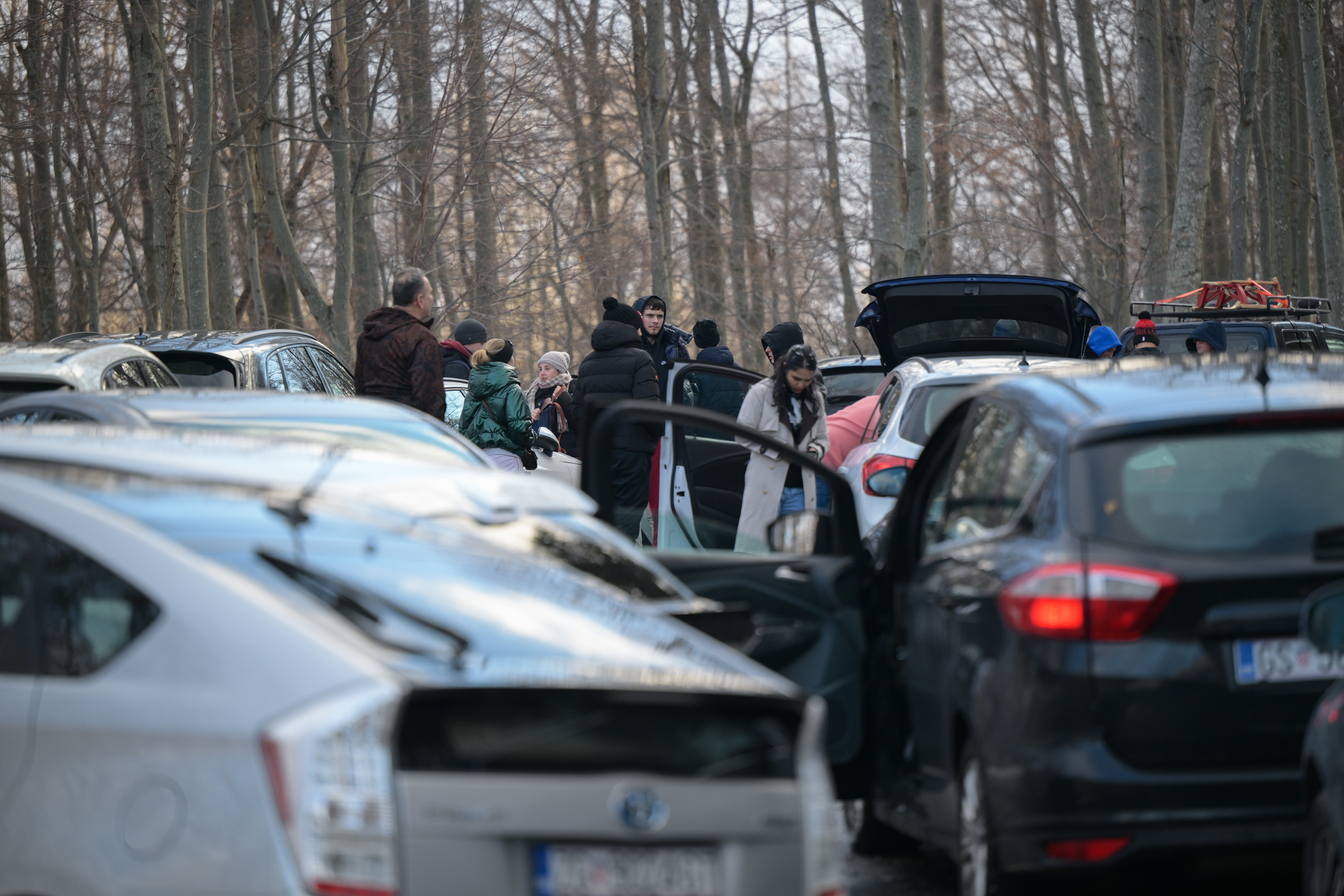 23.11.2025., Zagreb - Ogromne guzve prema Sljemenu i cestom, ljudi izlaze iz automobila i nastavljaju pjesice do vrha. Photo: Neva Zganec/PIXSELL