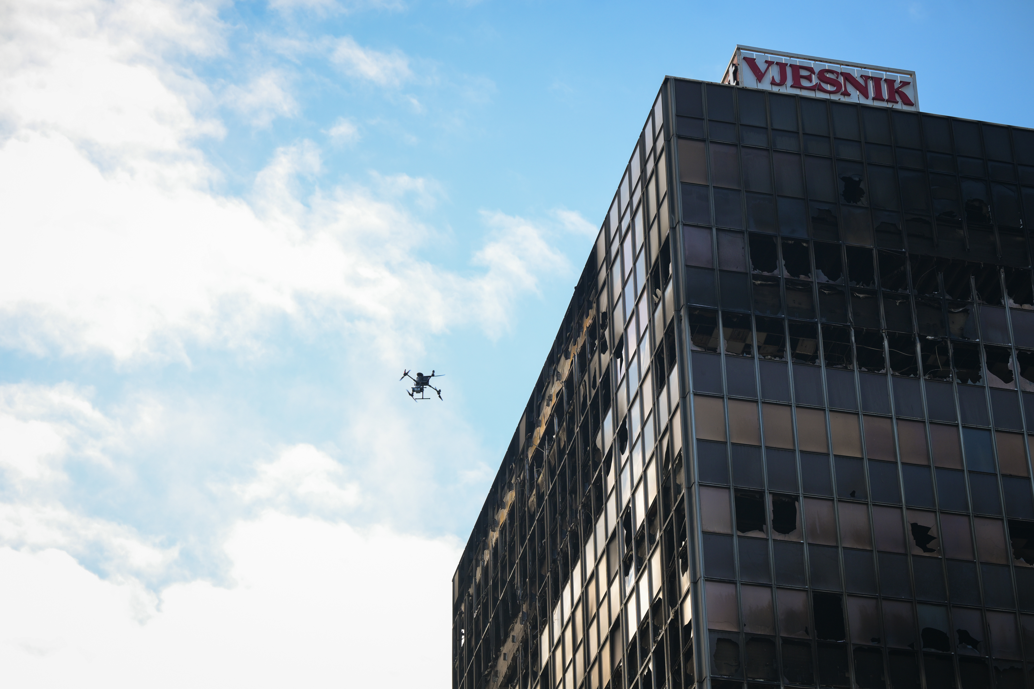 23.11.2025., Zagreb - Dronovi i dalje snimaju neboder Vjesnika. Photo: Neva Zganec/PIXSELL