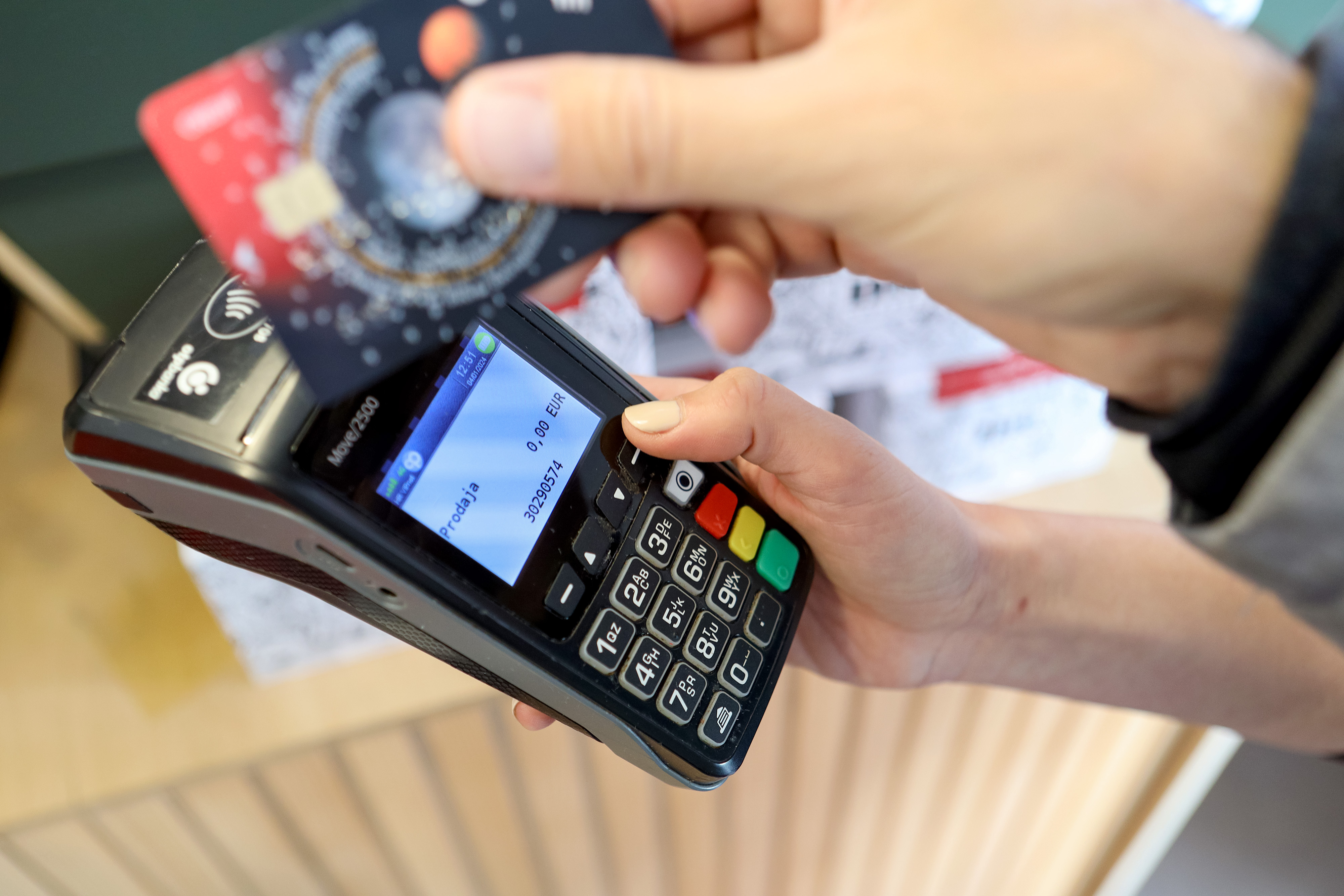 04.01.2024., Zadar - Od 01.01.2024. godine konobari u restoranima i kaficima mogu dobivati napojnicu karticnim placanjem Photo: Sime Zelic/PIXSELL