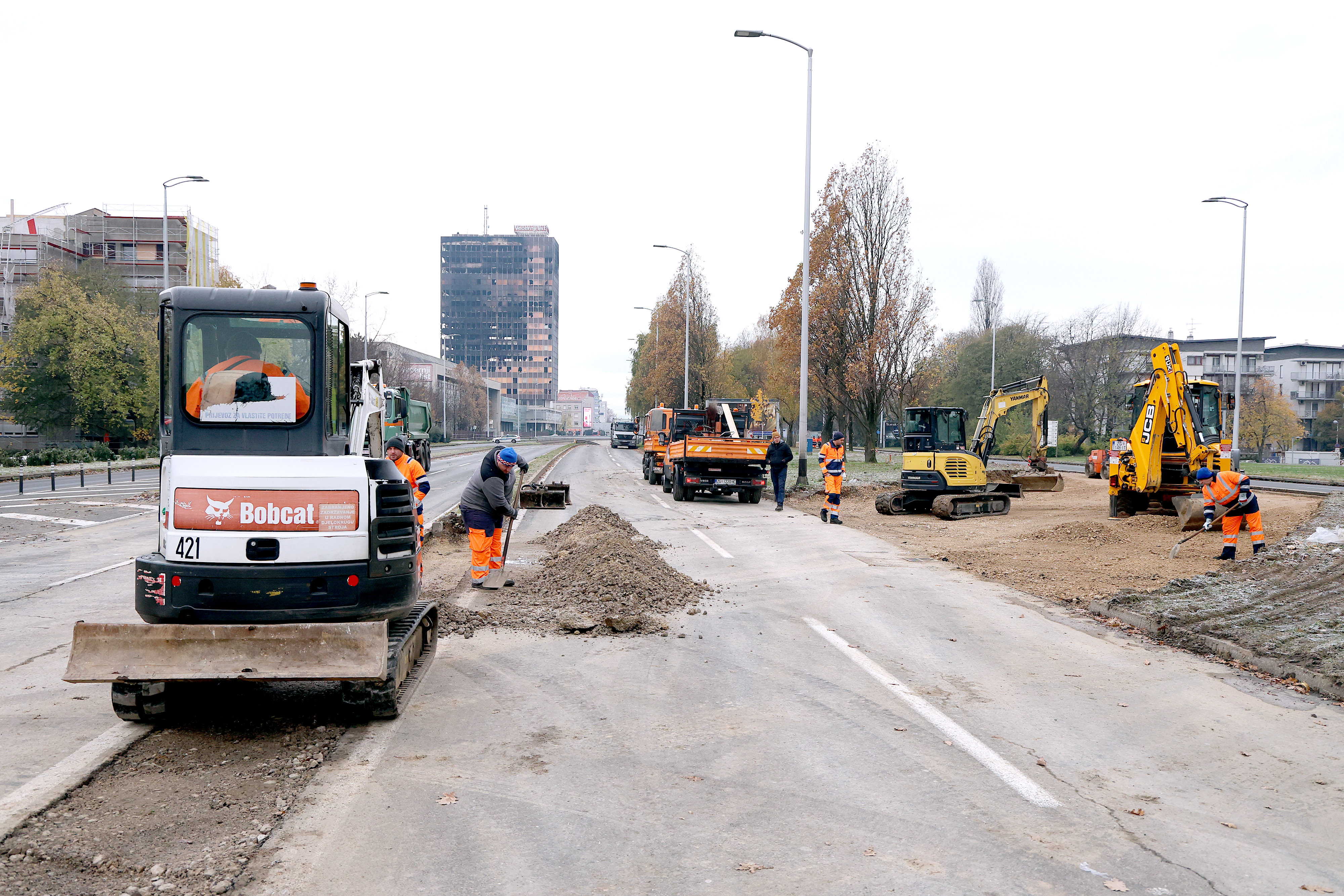 U tijeku su radovi na privremenoj regulaciji prometa u Slavonskoj aveniji nakon velikog pozara u obliznjem Vjesnikovom neboderu i upitne statike zbog cega je zatvoren podvoznjak. Patrik Macek/PIXSELL