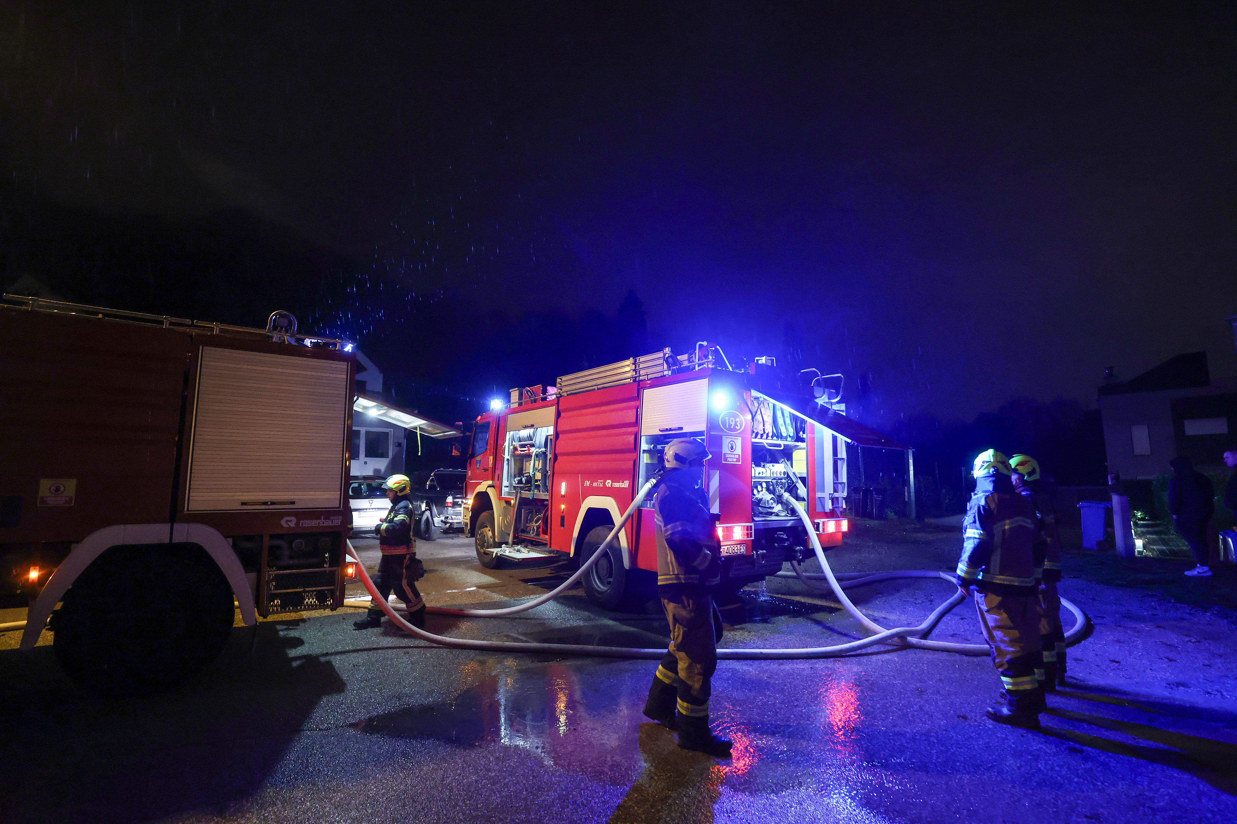 25.11.2025., Zagreb - U zagrebackom naselju Gracani buknuo je veliki pozar oko 22 sata, a vatra je zahvatila kucu u Ulici Okrugljak. Rijec je o dva drvena objekta s nadstresnicom. Photo: Sanjin Strukic/PIXSELL