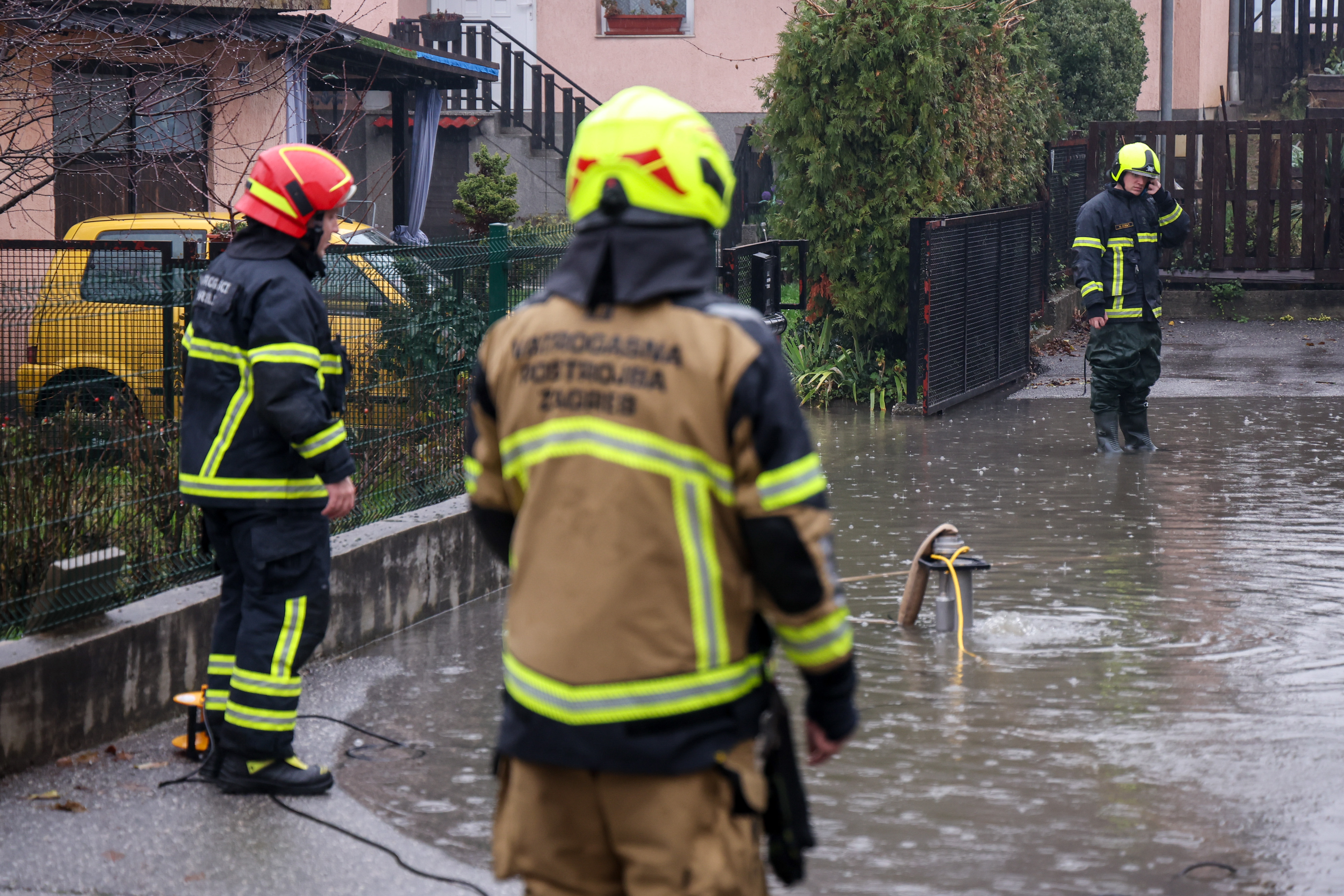 25.11.2025., Zagreb - Poplavljene kuce u Horvatovoj ulici u naselju Sveta Klara. Vatrogasci ispumpavaju vodu iz obiteljskih kuca.  Photo: Igor Kralj/PIXSELL