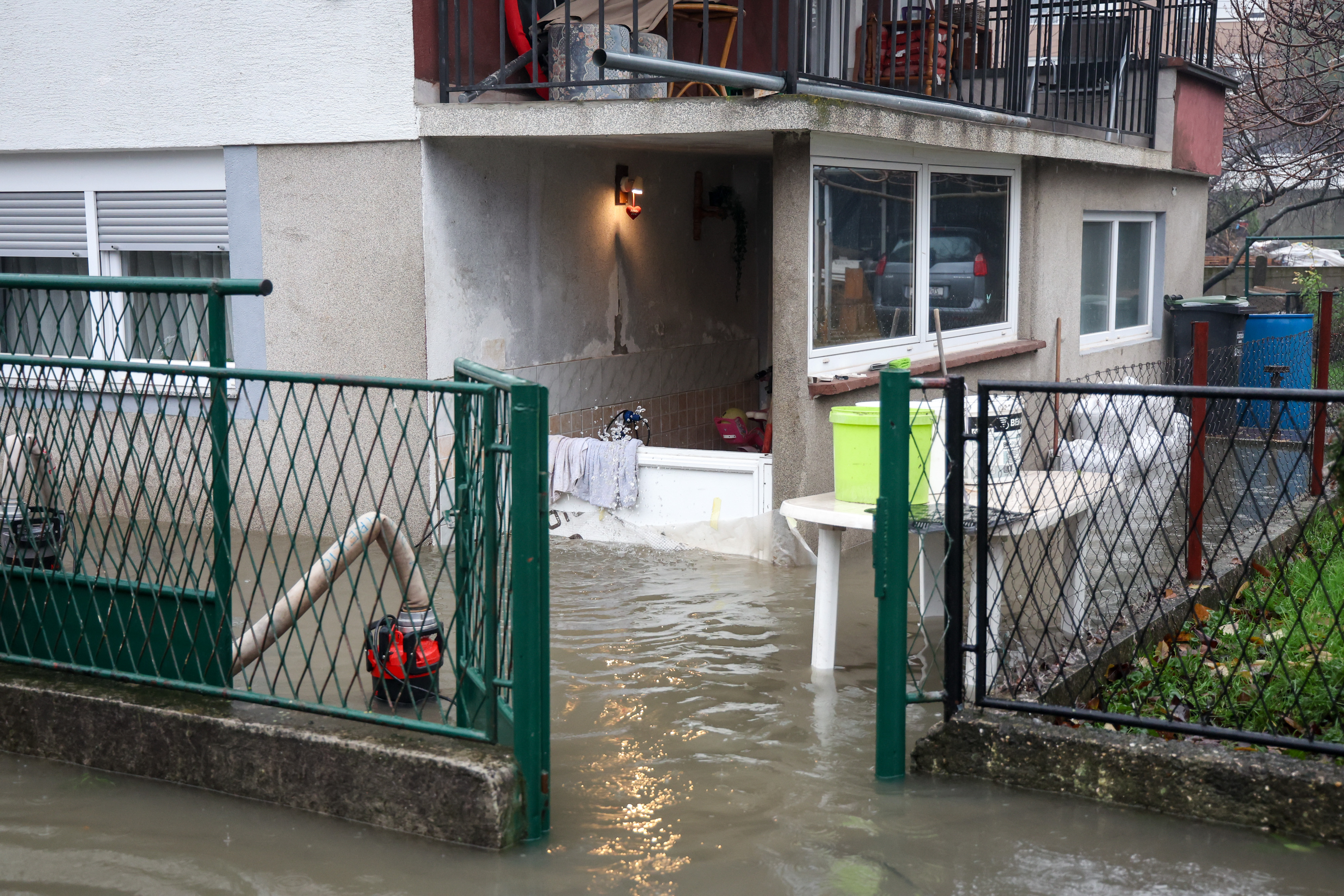 25.11.2025., Zagreb - Poplavljene kuce u Horvatovoj ulici u naselju Sveta Klara. Vatrogasci ispumpavaju vodu iz obiteljskih kuca.  Photo: Igor Kralj/PIXSELL