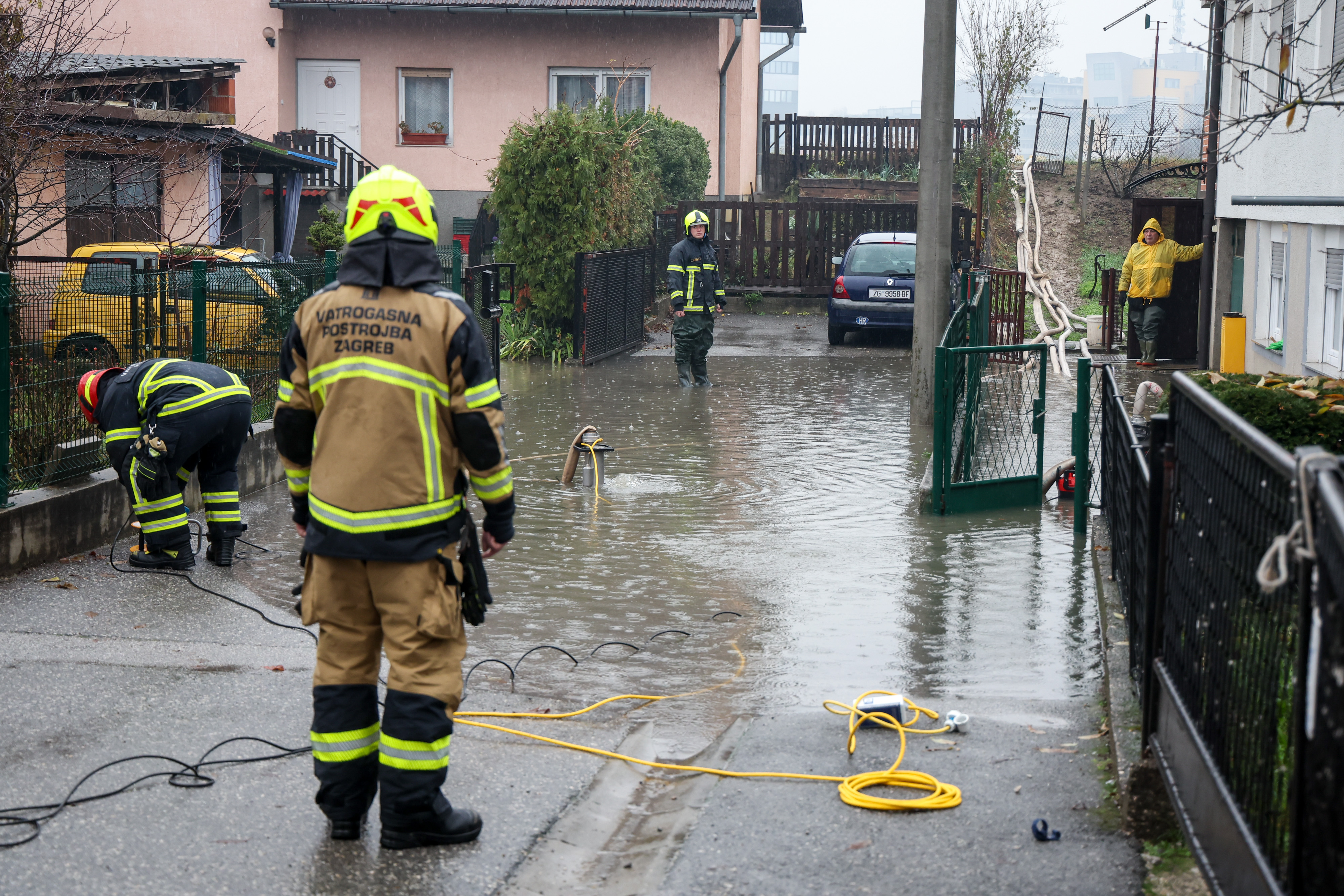 25.11.2025., Zagreb - Poplavljene kuce u Horvatovoj ulici u naselju Sveta Klara. Vatrogasci ispumpavaju vodu iz obiteljskih kuca.  Photo: Igor Kralj/PIXSELL