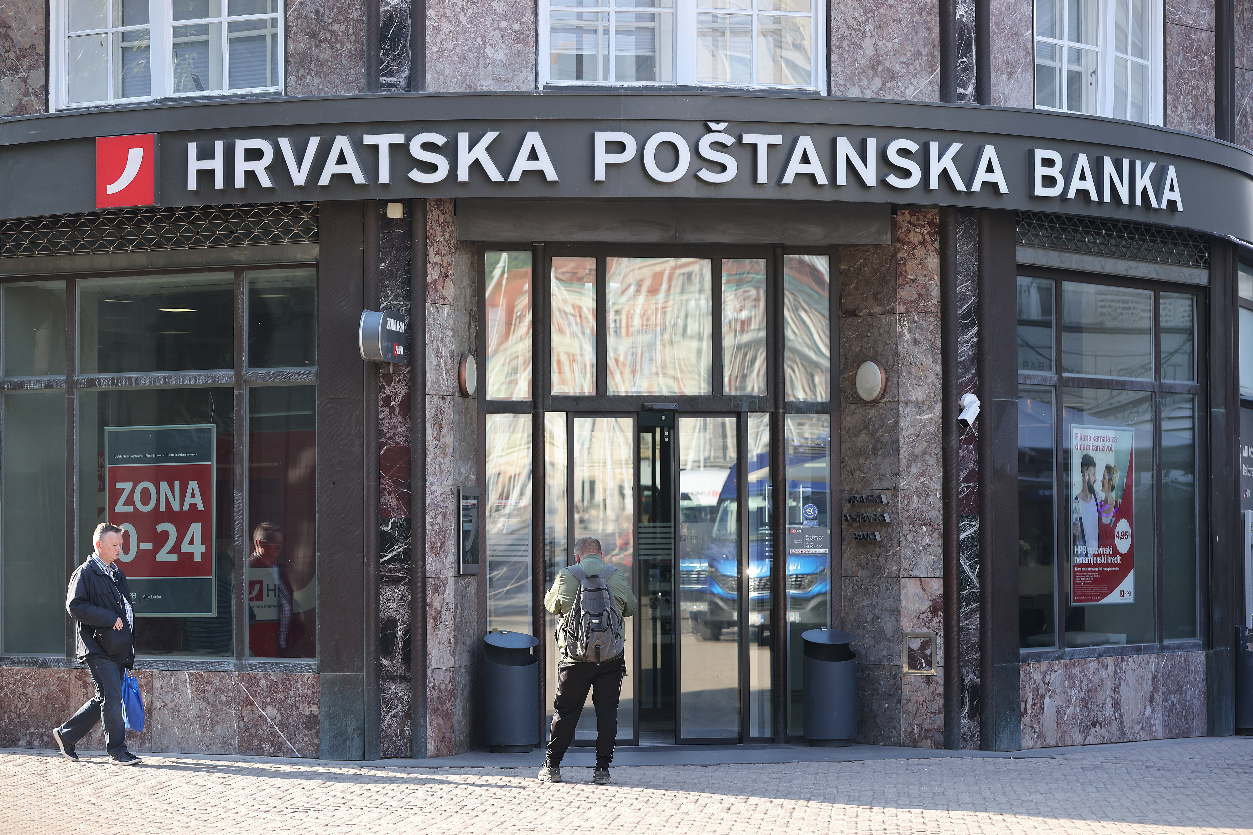 Hrvatska postanska banka obavjestila je svoje korisnike da ce zbog tehnickih prilagodbi u sustavu slijedom pripajanja Nove hrvatske banke mirovine umjesto 1. lipnja korisnicima isplatiti 4. lipnja. Photo: Patrik Macek/PIXSELL