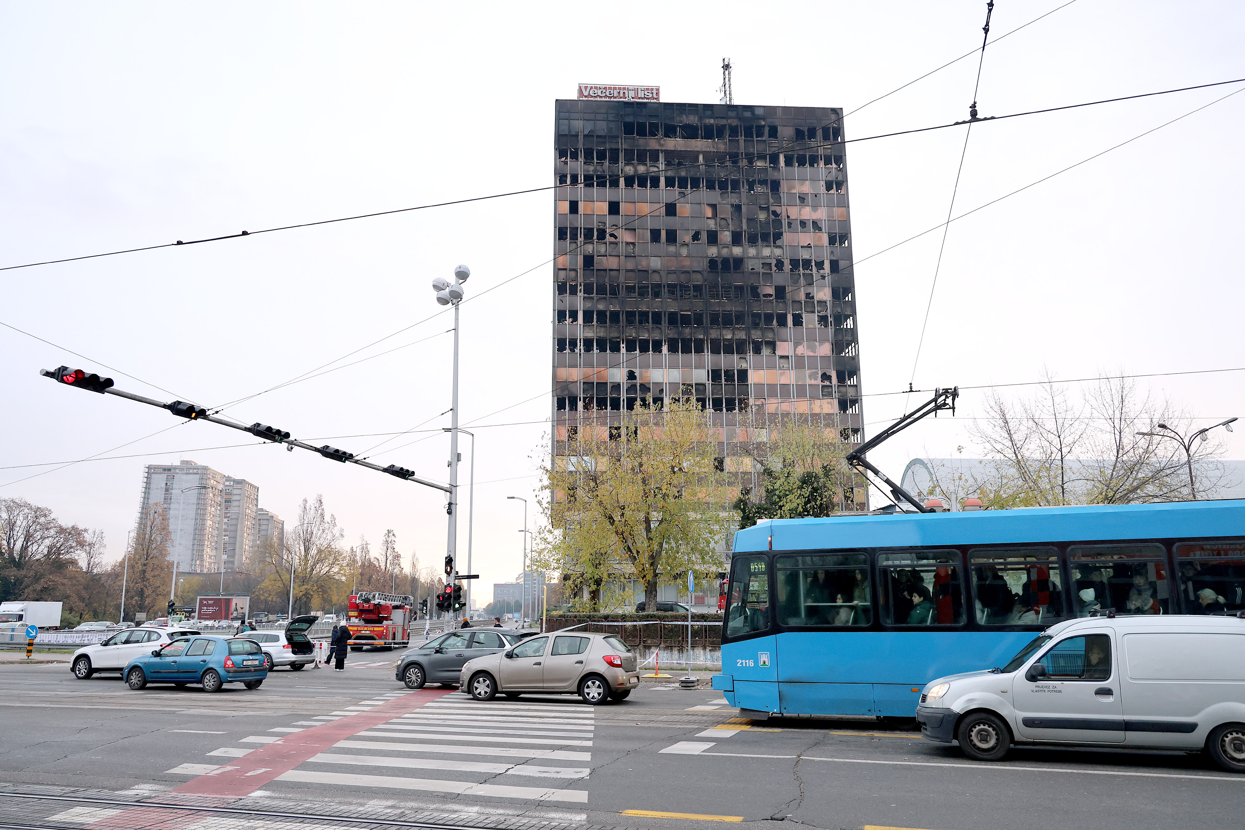 24.11.2025., Zagreb - Tijekom dana se ocekuje odluka staticara o sigurnosti vjesnikovog nebodera i buducim koracima koje je potrebno napraviti na sanaciji pozarom ostecene zgrade. Photo: Patrik Macek/PIXSELL